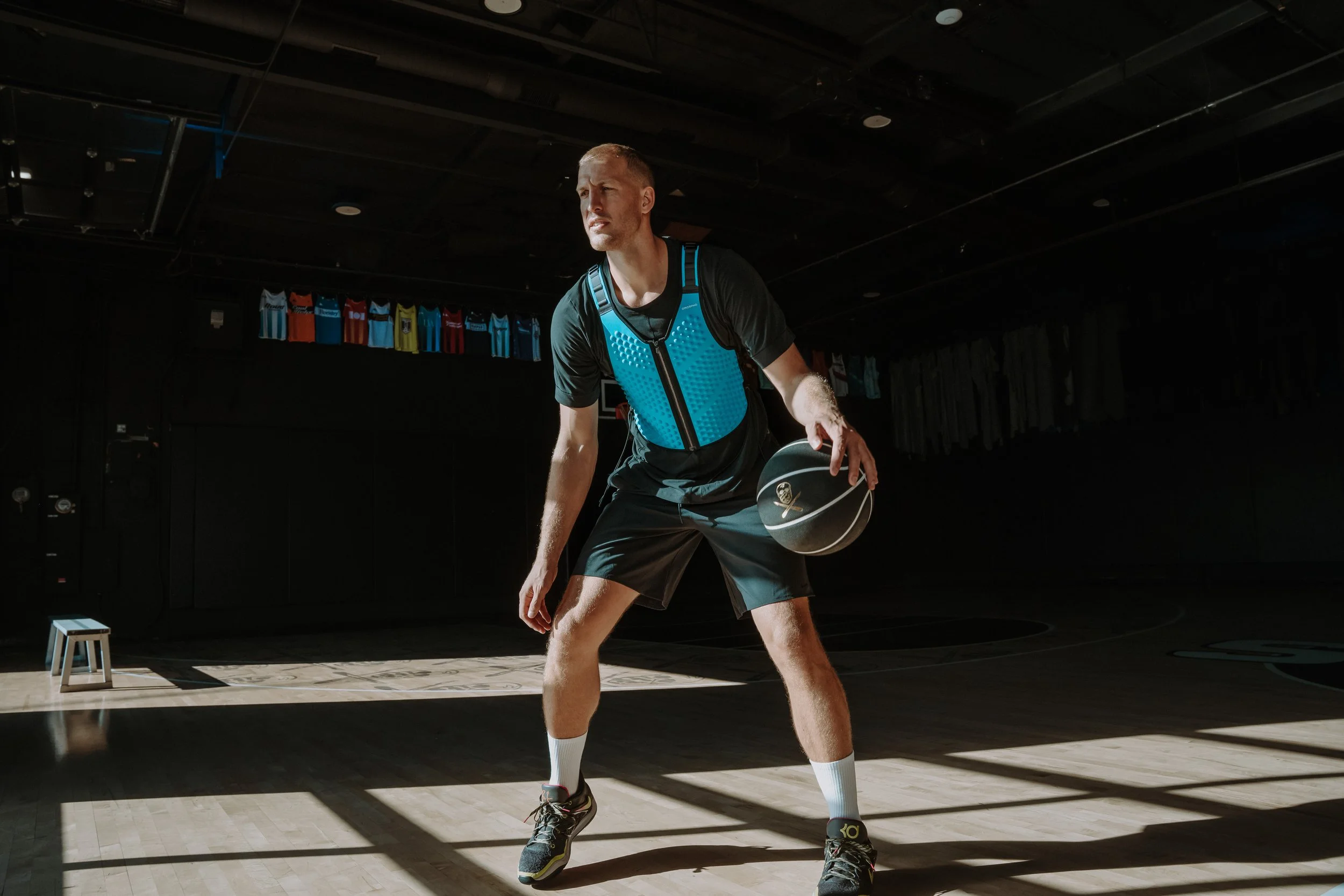Mason Plumlee playing basketball in Omorpho vest