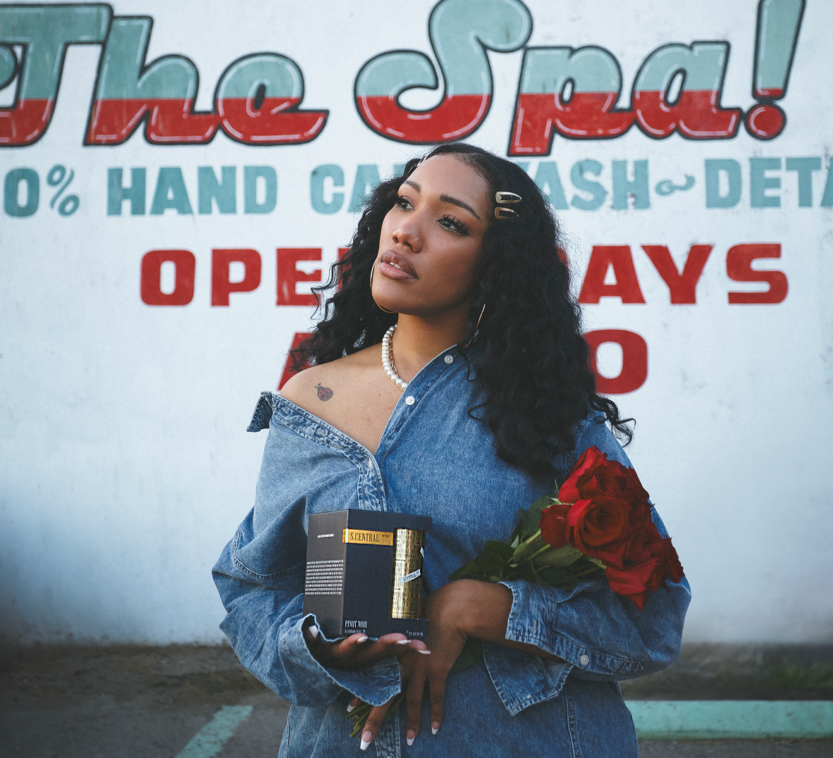 Woman holding Pinto Noir box with roses