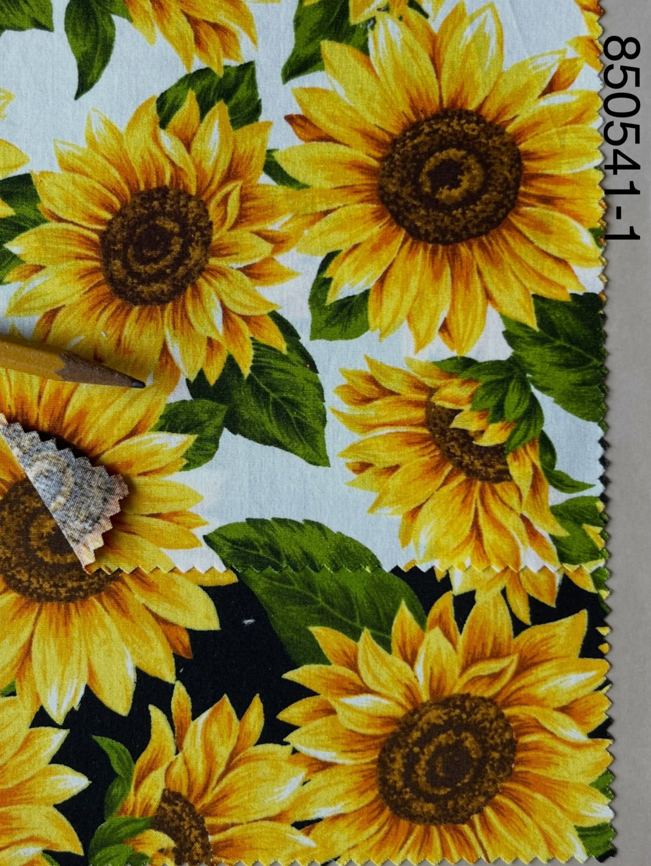 Summer all year long. Cotton broadcloth from Sevenberry has a crisp hand. Snap some up?
&bull;
&bull;
#orimonoimportsflorals #sevenberryfabrics #orimonoimportsquiltingcottons