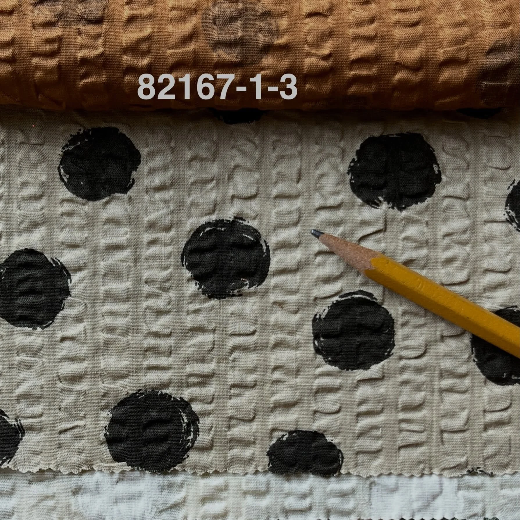 Seersucker with a modern garment vibe. 100% cotton from Sevenberry. This might disappear quickly 🤷&zwj;♀️ (espresso dots on cafe au lait background)
&bull;
&bull;
#orimonoimportsgarmentfabric #orimonoimportsgeometrics #sevenberryfabric