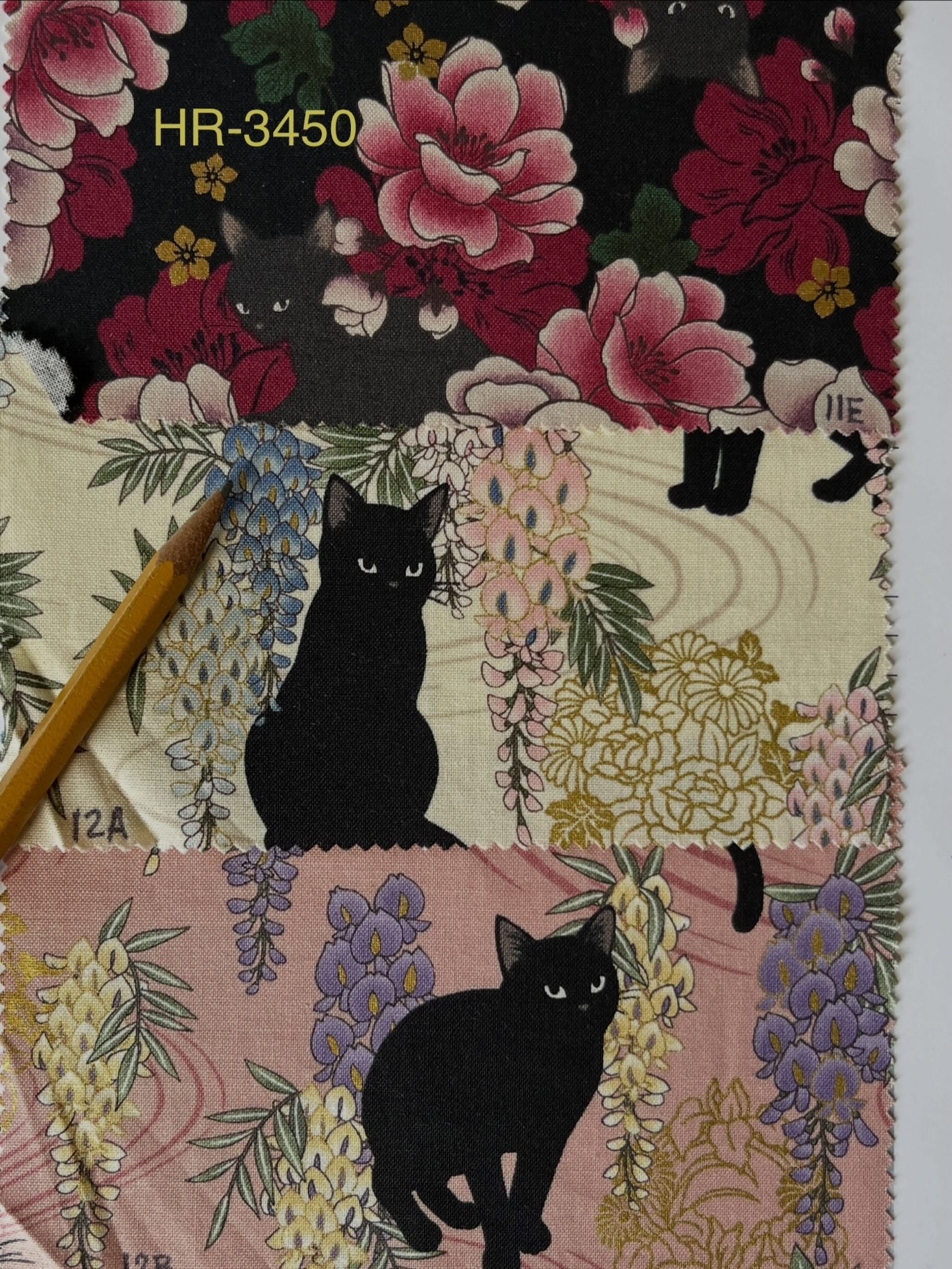 Last cats from this line! This cotton sheeting from Cosmo has been a longtime favorite&mdash;black cats peeking out from florals with metallic touches for extra goodness. Won&rsquo;t last long.
&bull;
&bull;
#orimonoimportsmetallics #orimonoimportsfl