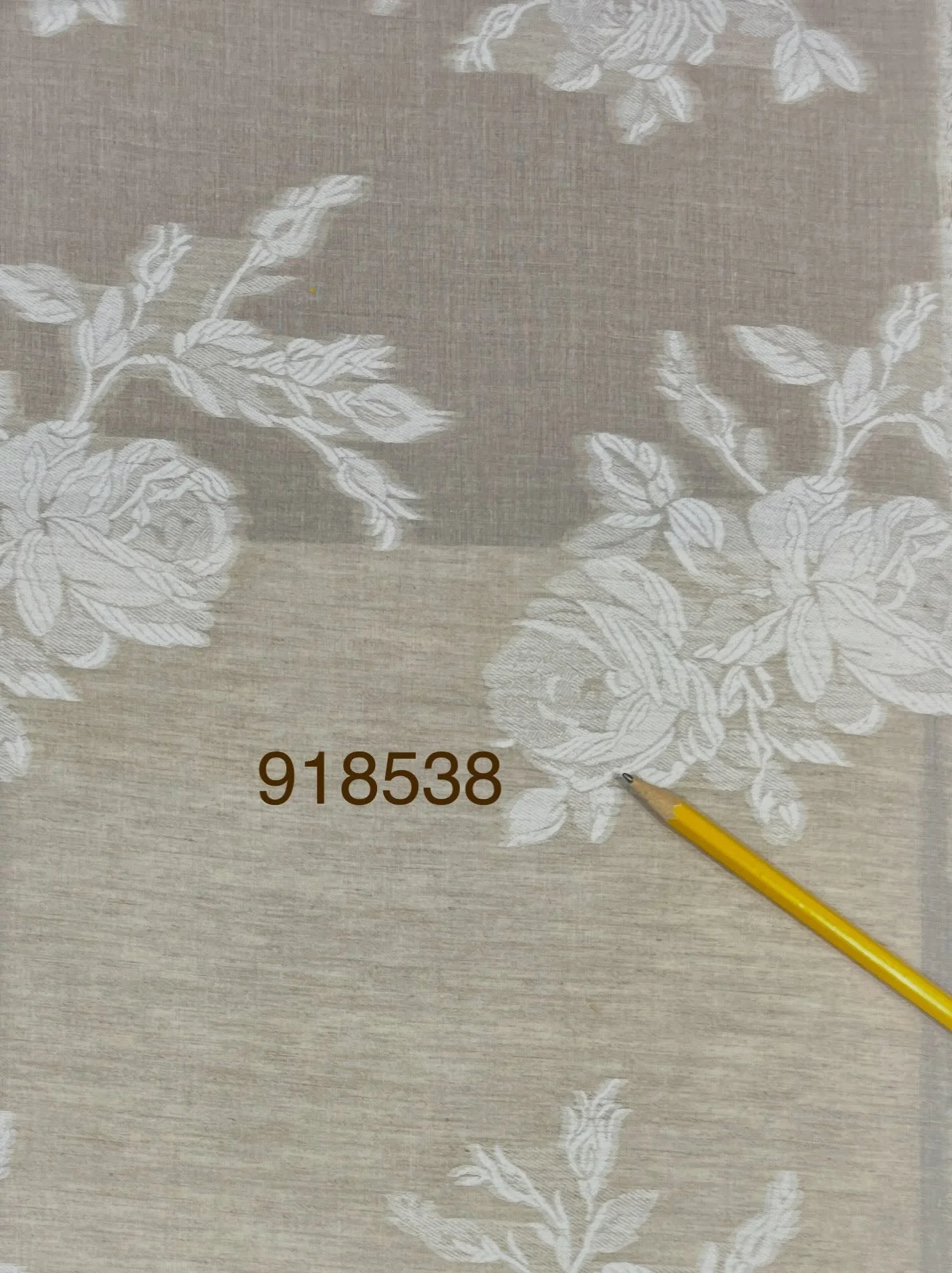 How to capture a fabric&rsquo;s sheerness? This cotton/linen cambric base is embossed with poly floral elements. From Yuwa&mdash;so unique!
&bull;
&bull;
#orimonoimportsgarmentfabric #yuwafabric #orimonoimportsflorals