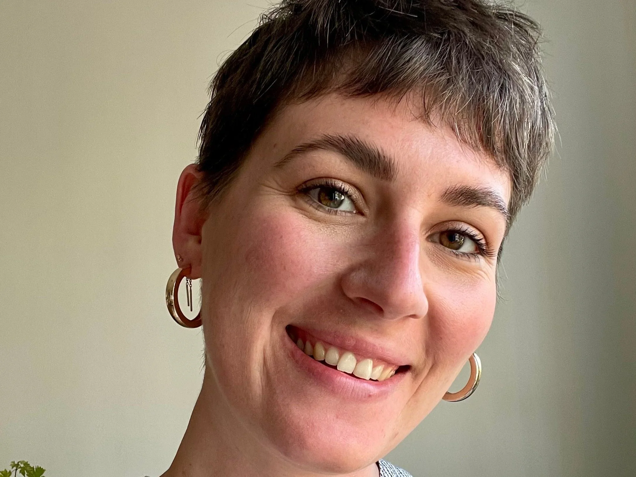 Marlene - Allgemeinmedizinerin in Wien, arbeitet als Hausärztin und in einem Suchtambulatorium. Wünscht sich eine gleichberechtigte Welt und versucht in der Arbeit mit Patient:innen tagtäglich einen kleinen Beitrag dafür zu leisten.
