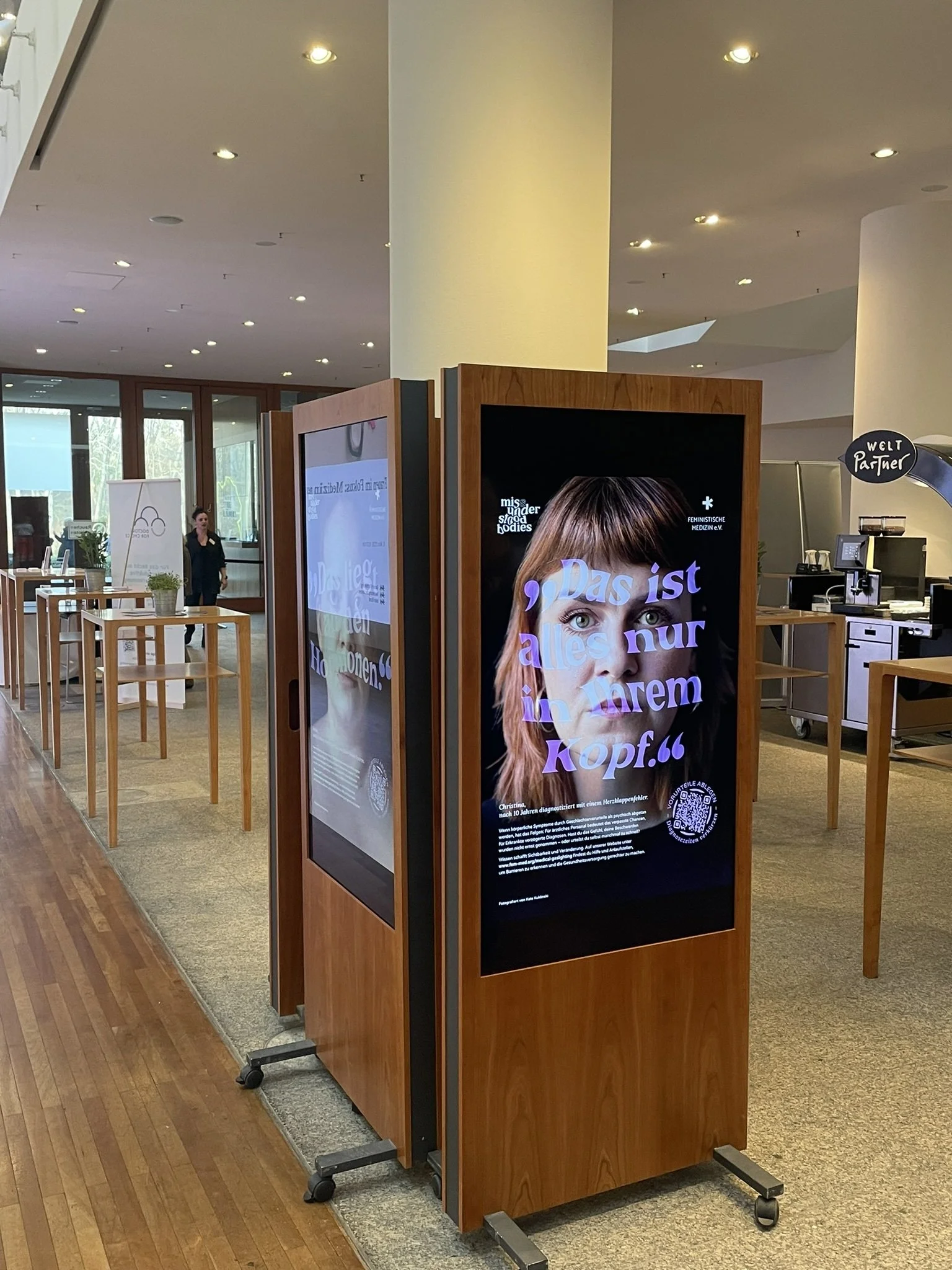 Plakatkampagne zu Medical Gaslighting auf großer Leinwand!