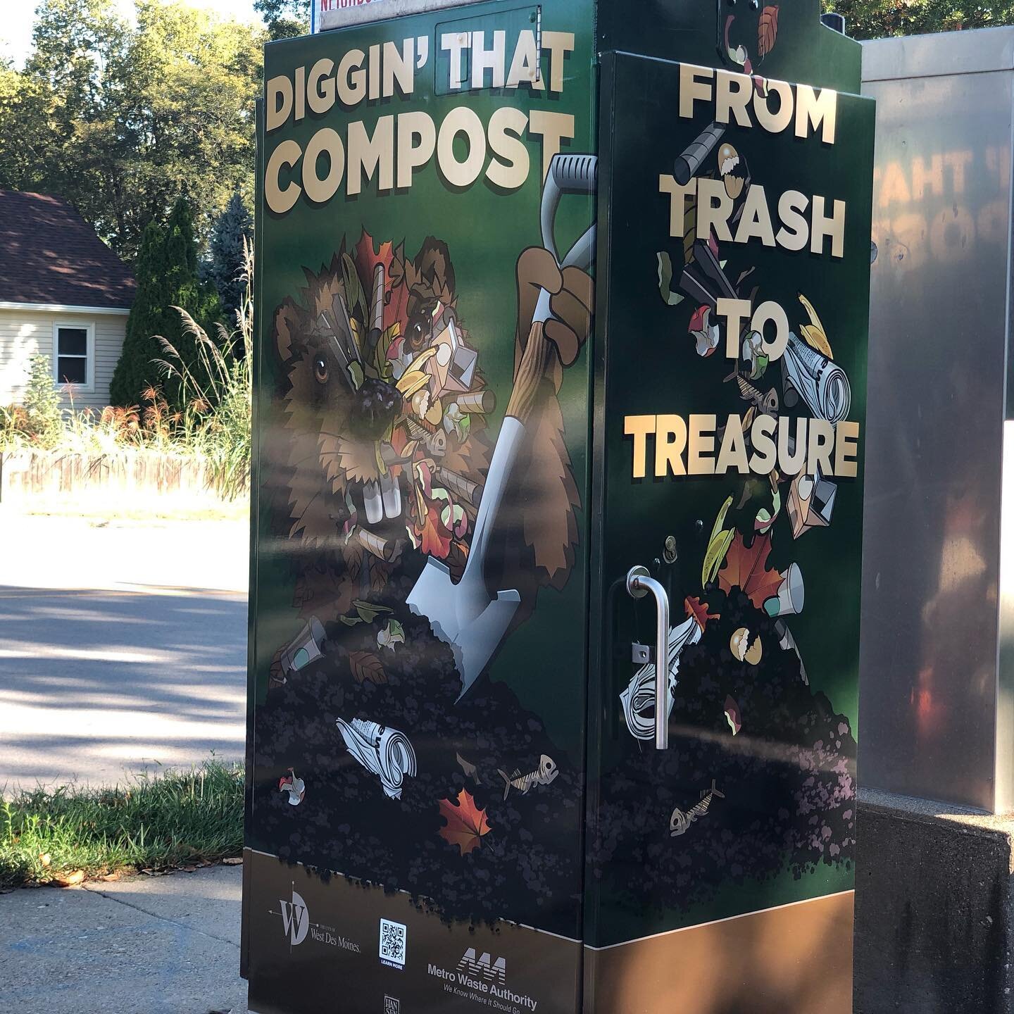 Composting is an easy way to recycle nutrients- lowering the stress on our agricultural system and landfills 🤗

Contrary to popular belief, you don&rsquo;t need worms to compost!  The microbes in the biological waste (e.g. food waste) do all the wor