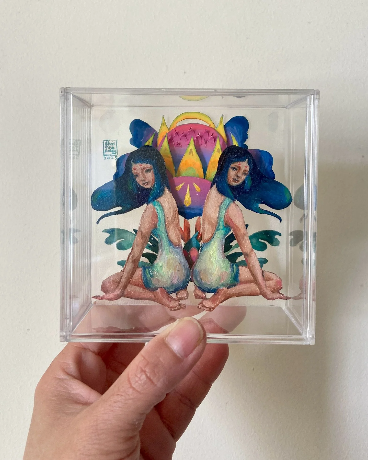 Song of Eve and Lilith (イブとリリスの詩)
2025
Japanese watercolors, acrylics, oils, bamboo paper, Arches paper for oils, silk paper, adhesive, plastic
About 10cm x 10cm x 4.5cm
.
Inspired by paper cuts and the beautiful colour gradations in bokashi printing