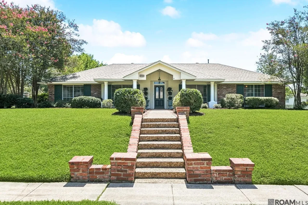 3911 N Bluebonnet Rd Baton Rouge home for sale, 4 bed 3.5 bath