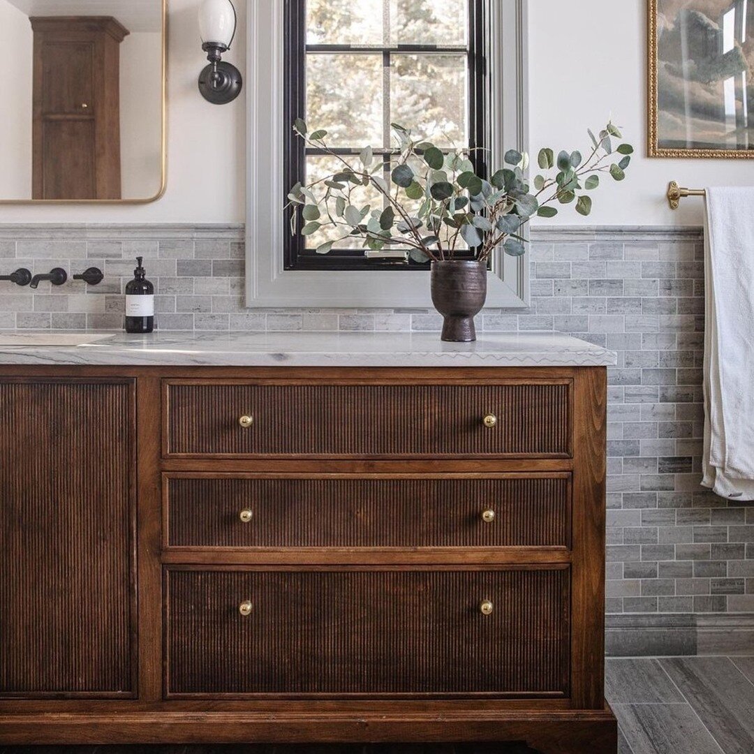Let&rsquo;s talk custom vanities. Lately I&rsquo;m loving those that mimic furniture, like this beauty. The fluted detail and rich wood give it a classic look that pairs really well with more modern accents. 

This custom vanity in Chris Loves Julia&