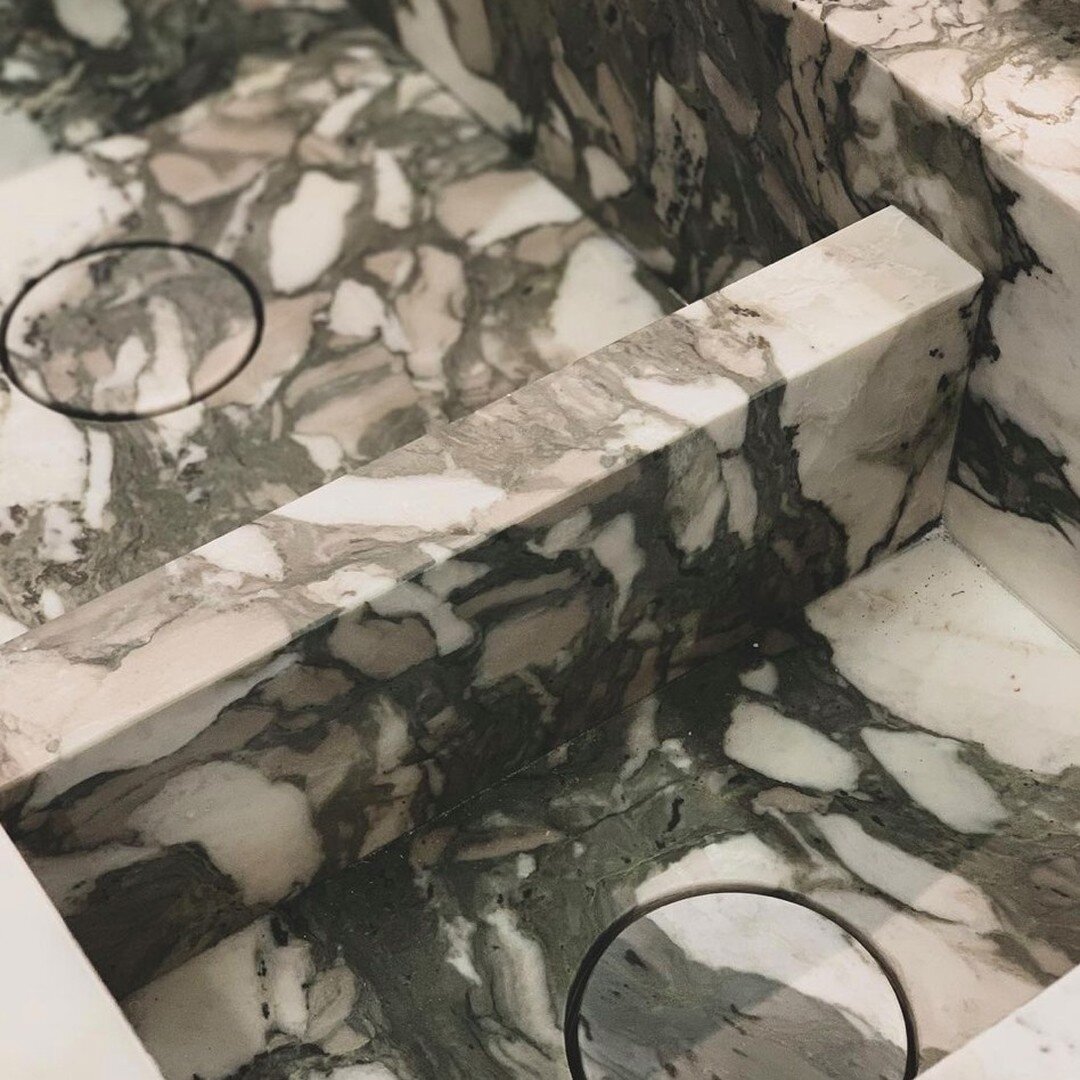 And hey, while we&rsquo;re talking custom&mdash;how about this SINK?! 

This natural stone is stunning, and the fact that the pop-up drain was cut from the same slab takes this sink to the next level. 

@il_granito is worth the follow.

#MichelleCarn
