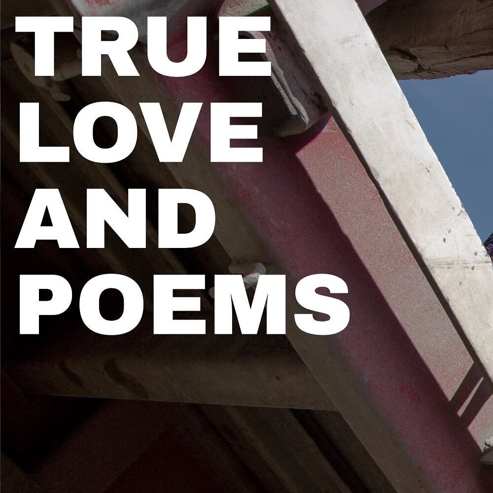 𝐓𝐋&amp;𝐏 ( @trueloveandpoems ) es una plataforma pensada y creada para fashionistas de verdad, esos que se preocupan por lo que su ropa dice de ellos. Por eso, además de vender prendas, quieren informar a sus compradores enamorados acerca de la m