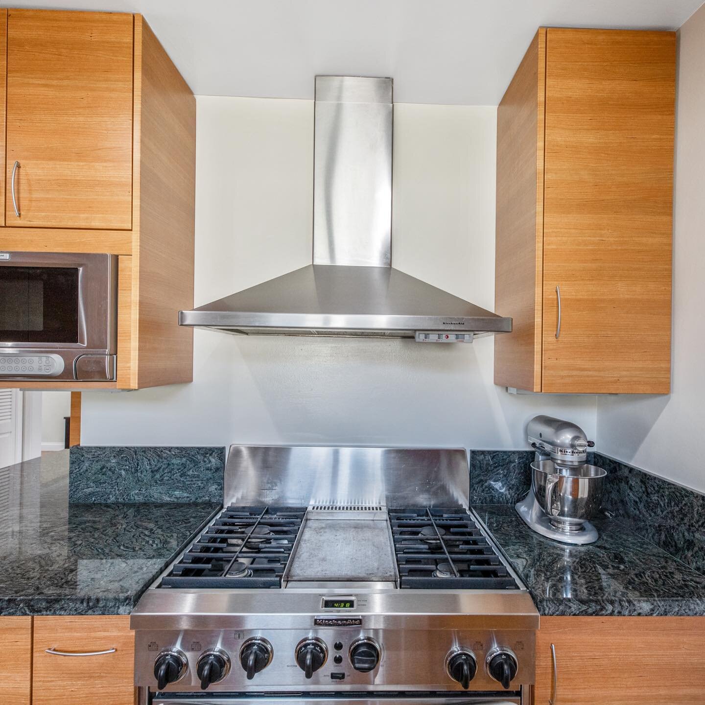 We&rsquo;re OBSESSED with the kitchen at our new listing at 6010 E. Marita, Long Beach!🌟
The gorgeous wood tones, clean lines, and high-end stainless appliances make this kitchen as beautiful as it is functional. With TONS of cabinet and counter spa