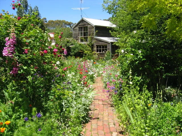 braeside-mt-macedon-cottage-barn-garden-view.JPG