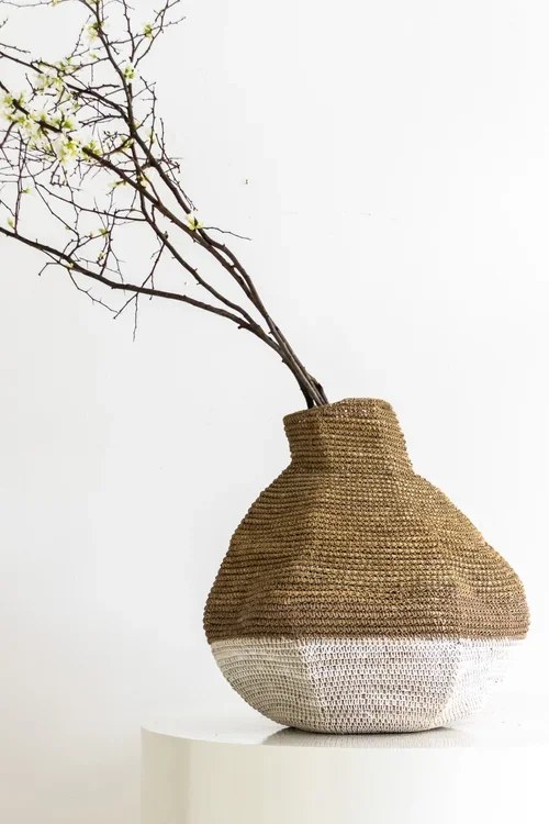 WHITE BOTTOM BASKET