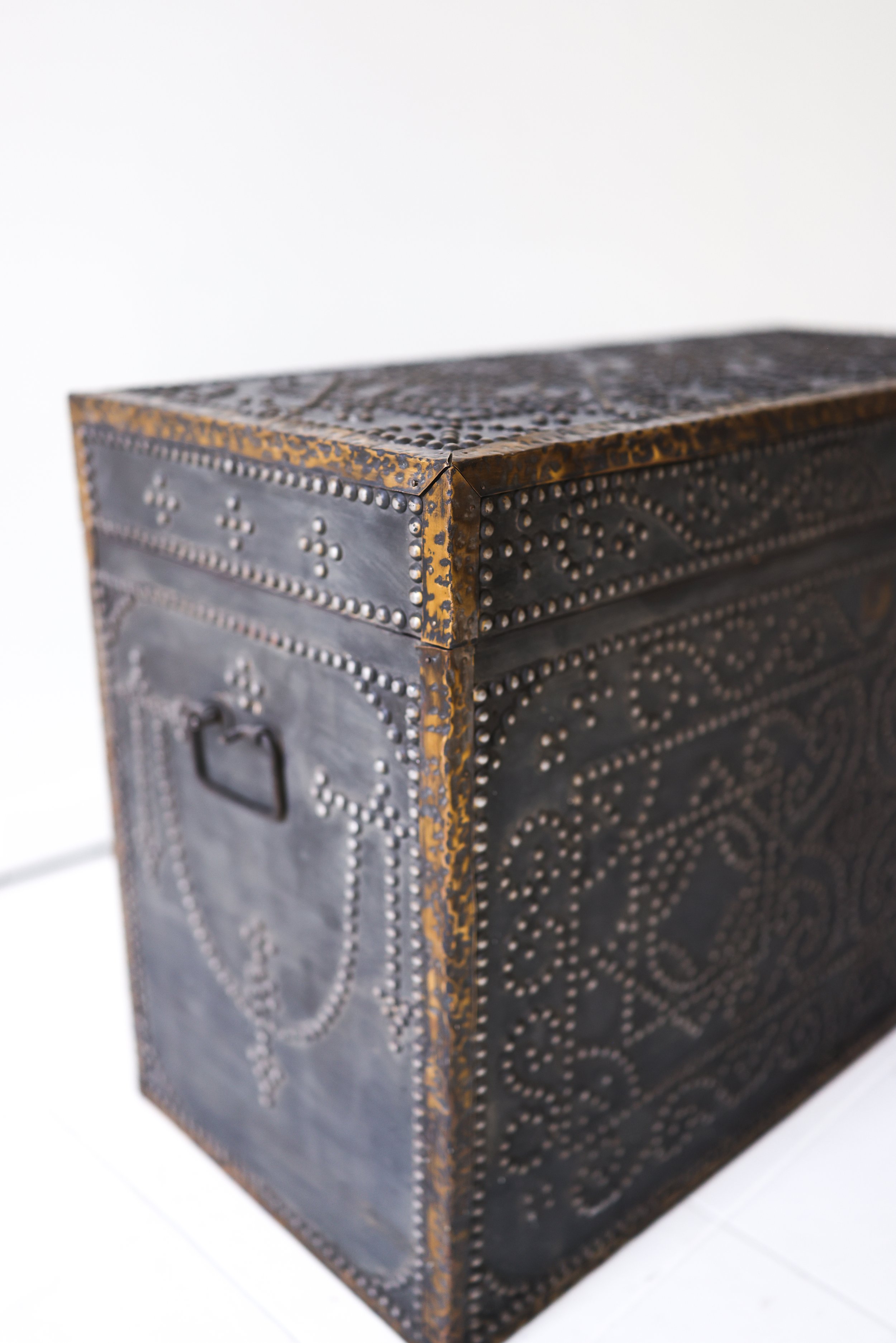 NAILHEAD TRUNK