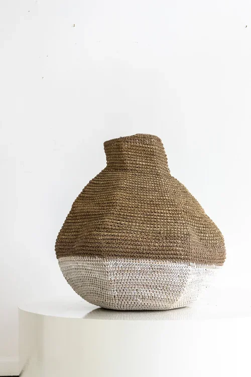WHITE BOTTOM BASKET