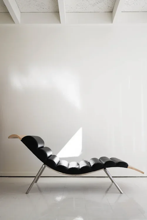 MIDCENTURY BLACK LEATHER CHAISE