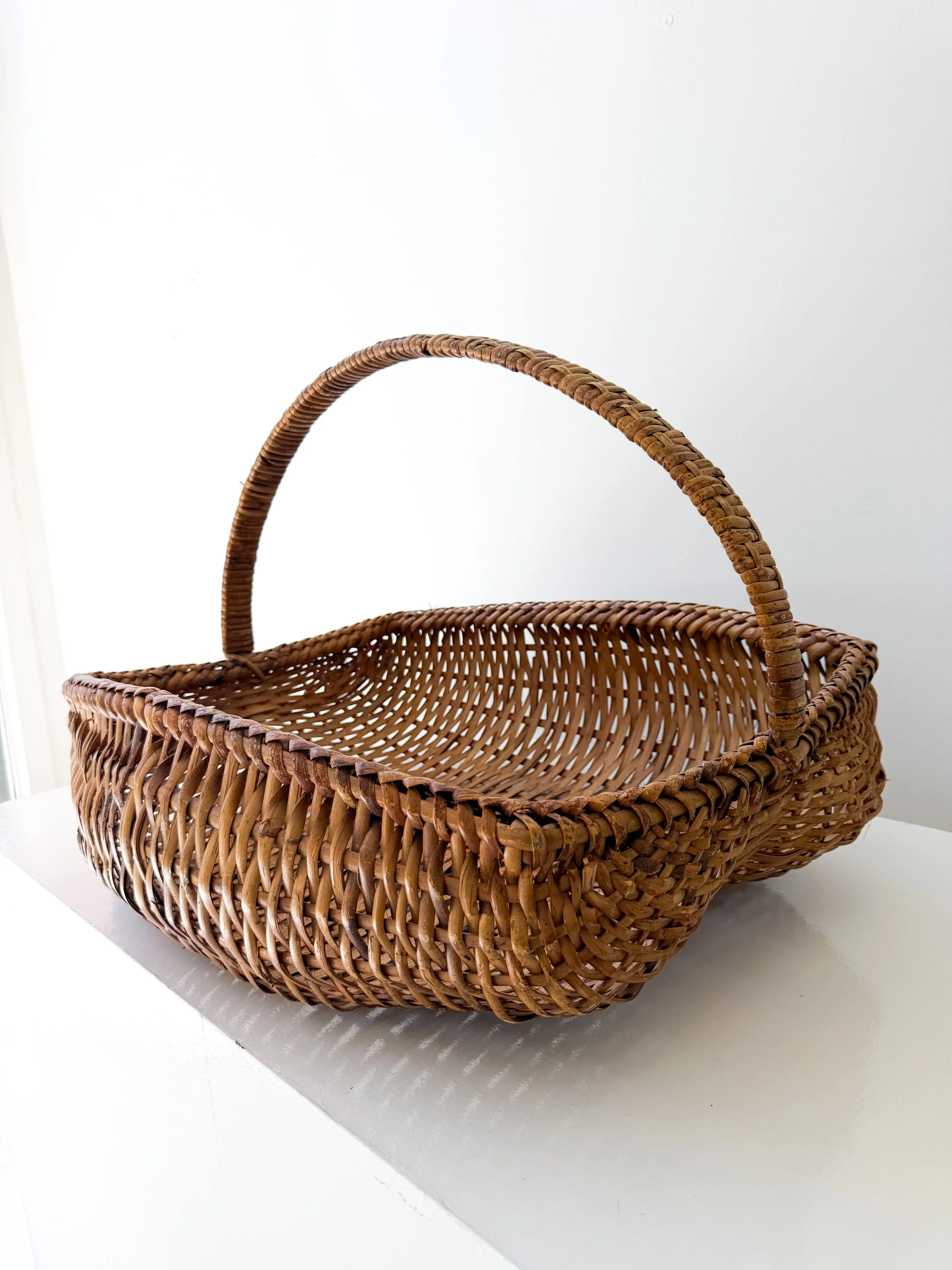 WOVEN BASKET WITH HANDLE