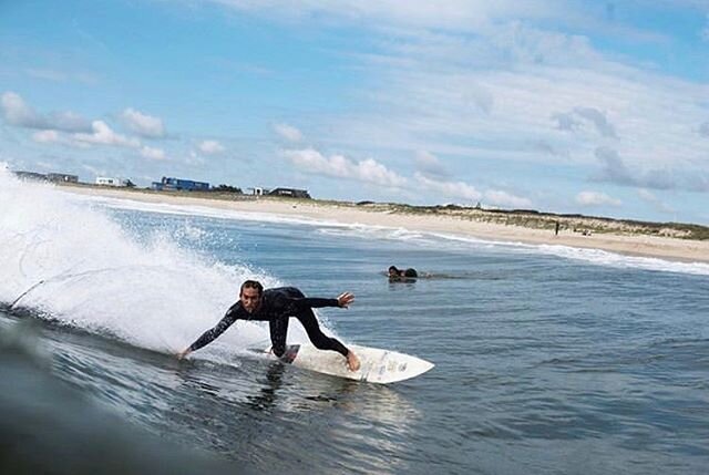 The BOTTOM TURN!!! One of the most important maneuvers to learn in surfing. It will be the base of all other tricks to come #summersessions #surfing