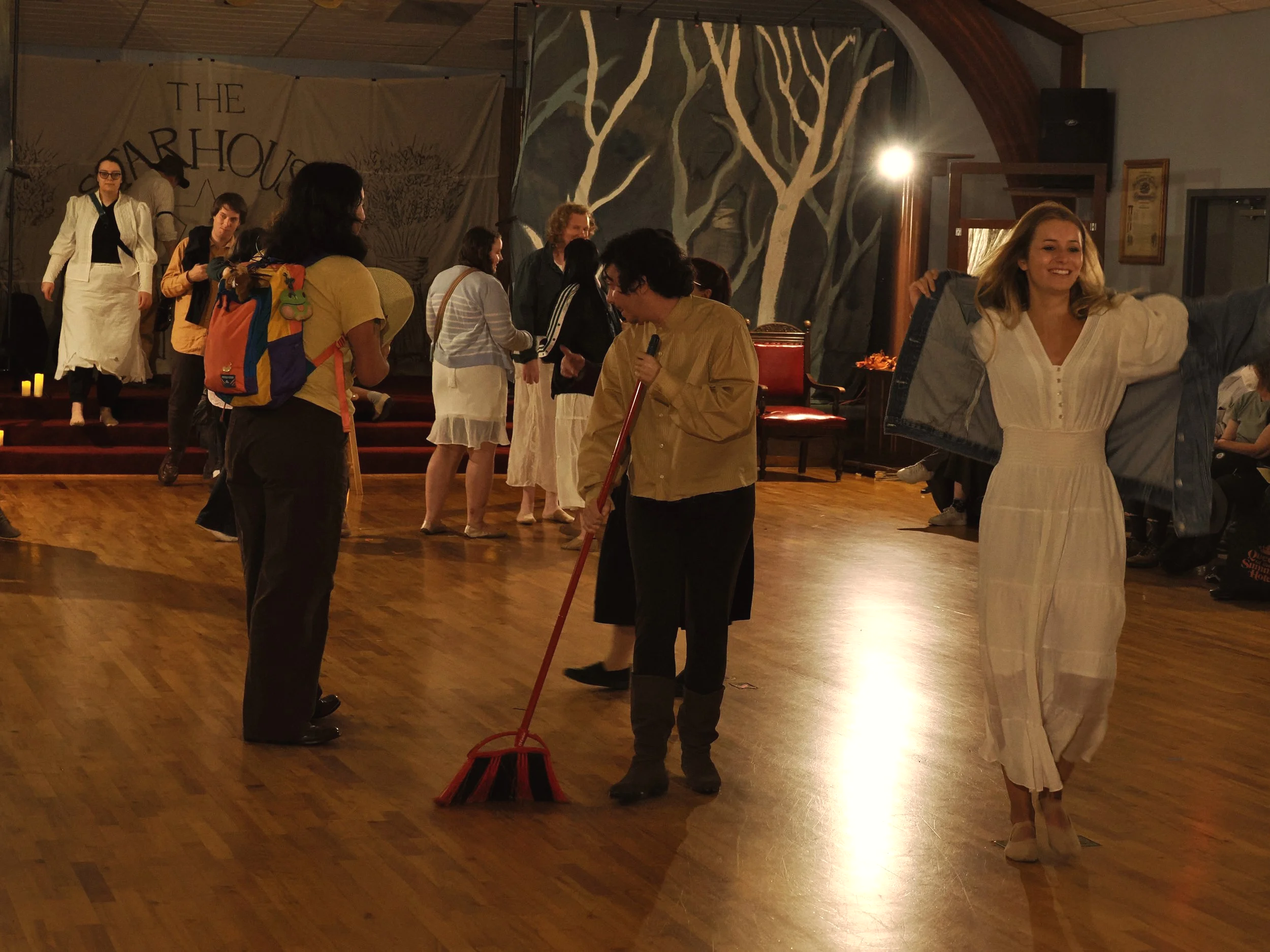 The cast chat and clean up after the story is told, as Lili leaves early