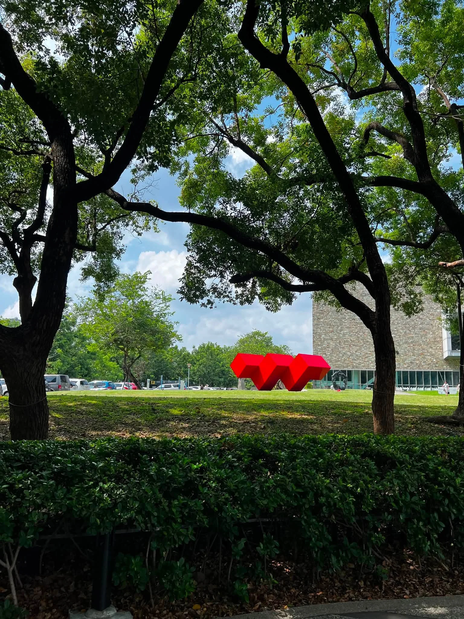 I was pondering a big problem 😜 how difficult it is to find a mushroom battle to play since I got back to Taiwan &hellip; seems everyone is playing it&hellip; then here we go ~ while walking on a green path by the National Art Museum - a gulf ball s
