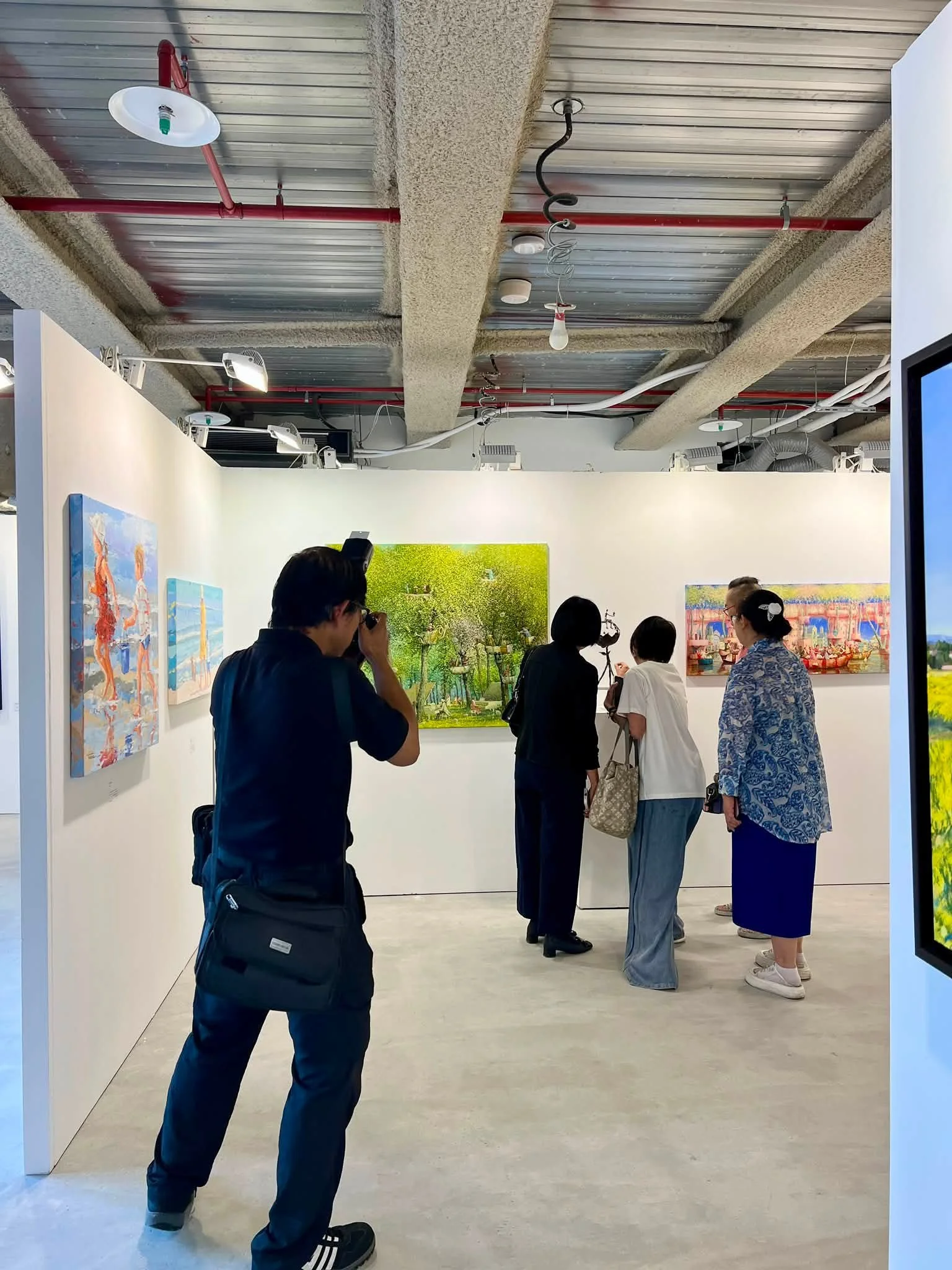 這次回到台灣真的有許多恩典～前天學姐Allison Liu邀我去看了很棒的展覽「居然．藝境」
～ART into the life，在Taipei One 新大樓可以俯視台北的25層樓展出，整個設計是把畫作帶入生活空間中，作為即將舉辦的台北新藝術博覧會的VIP預展。

欣賞到幾位我很喜歡的國內外畫家的作品，包括Latvia 的Remigijus Januskevicius-他也是位插畫家，畫風詼諧浪漫，充滿想像力，色澤清新又層次深厚，還有義大利的Alex Bertaina，他的風景晝大氣而色彩濃