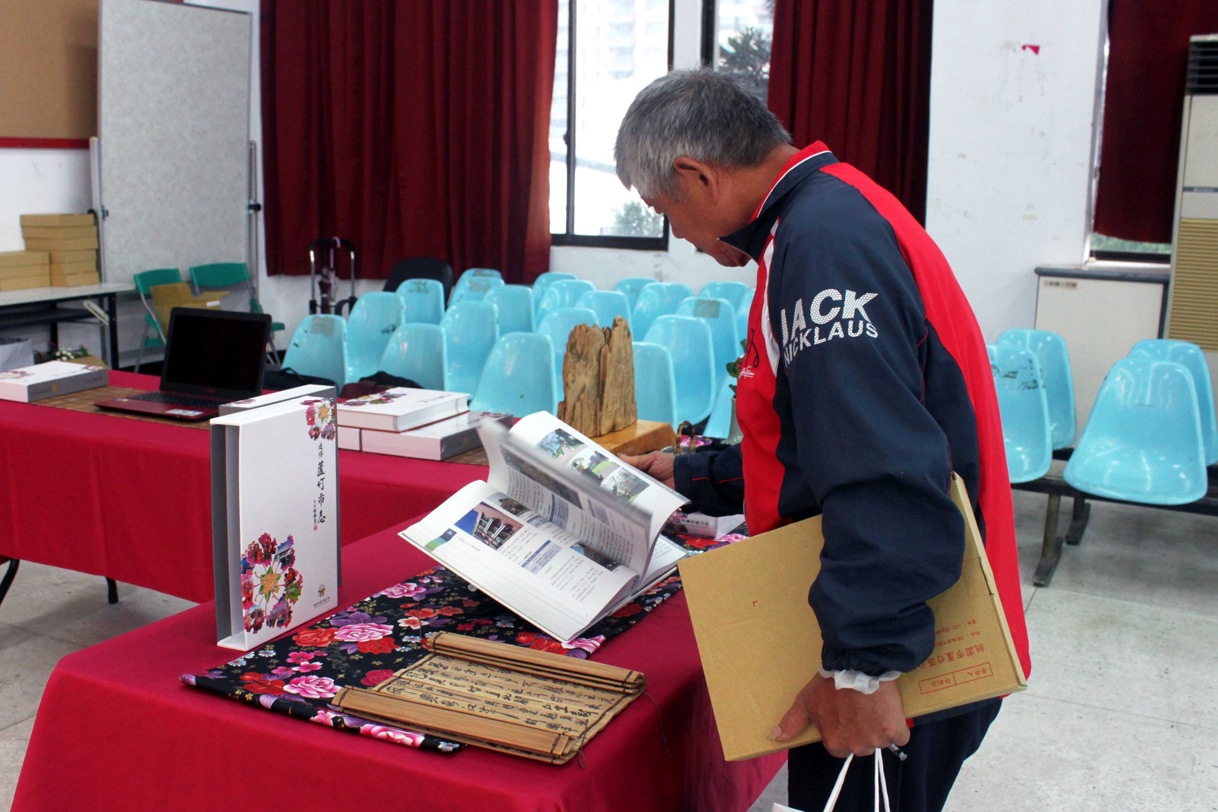 06-市志翻閱區.JPG