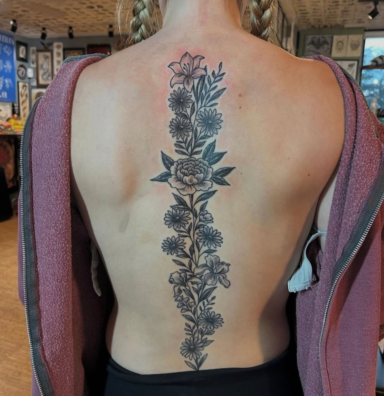 Floral back piece done by @douglaslambtattoo 

To schedule appointments with Doug head over to his page and click the link in his bio 

#portlandtattooshop #portlandtattooartist #portlandtattoos #goldsparrowtattoo
