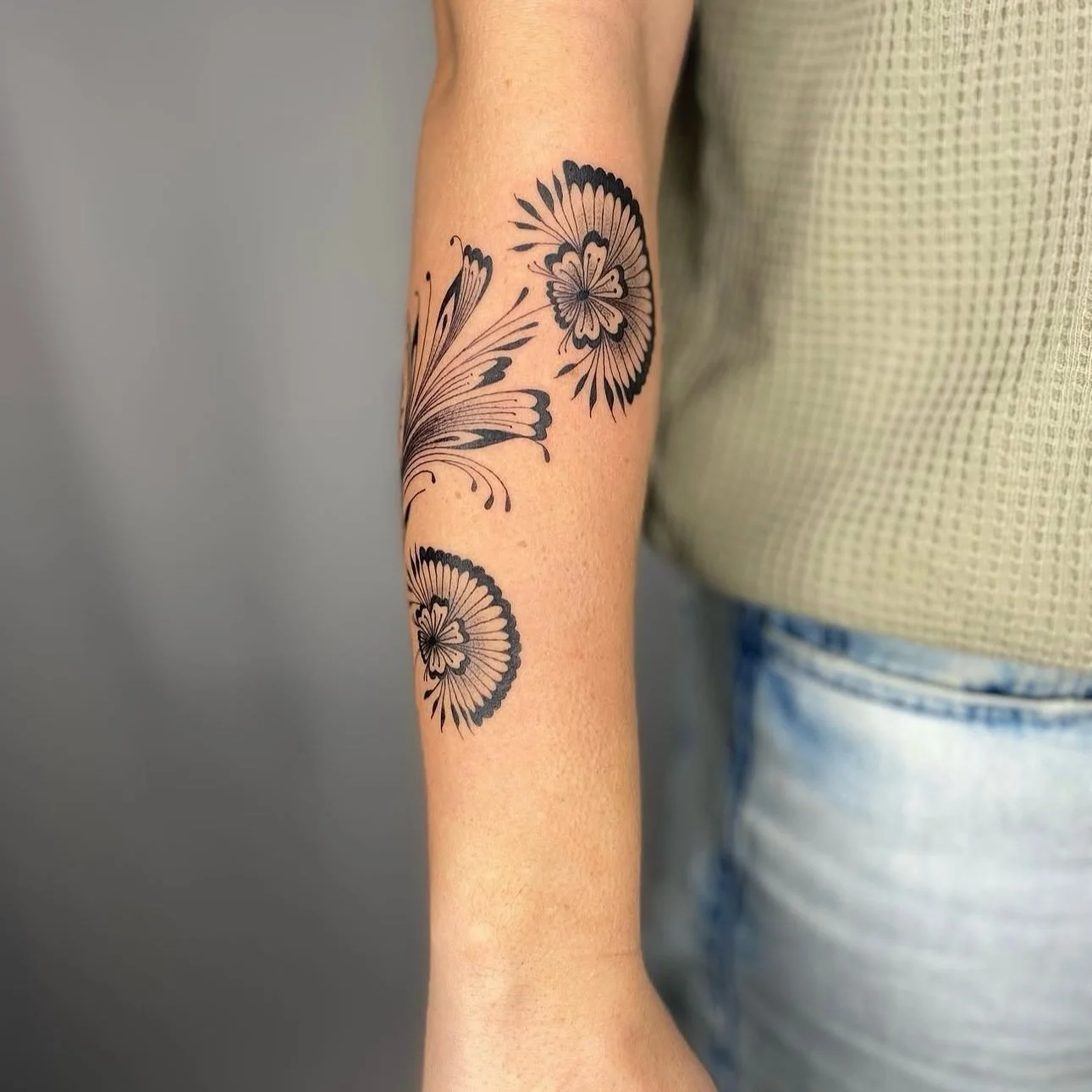 Some decorative floral done by @oddmaree 

To schedule with Shawna head to her page and click the email button.