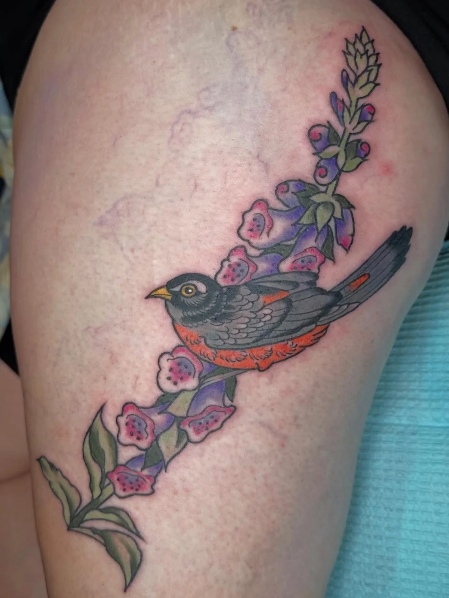 Foxglove flowers and a robin made by @sarahhalltattoos 

Schedule appointments or consultations with Sarah by sending her an email located in her bio.