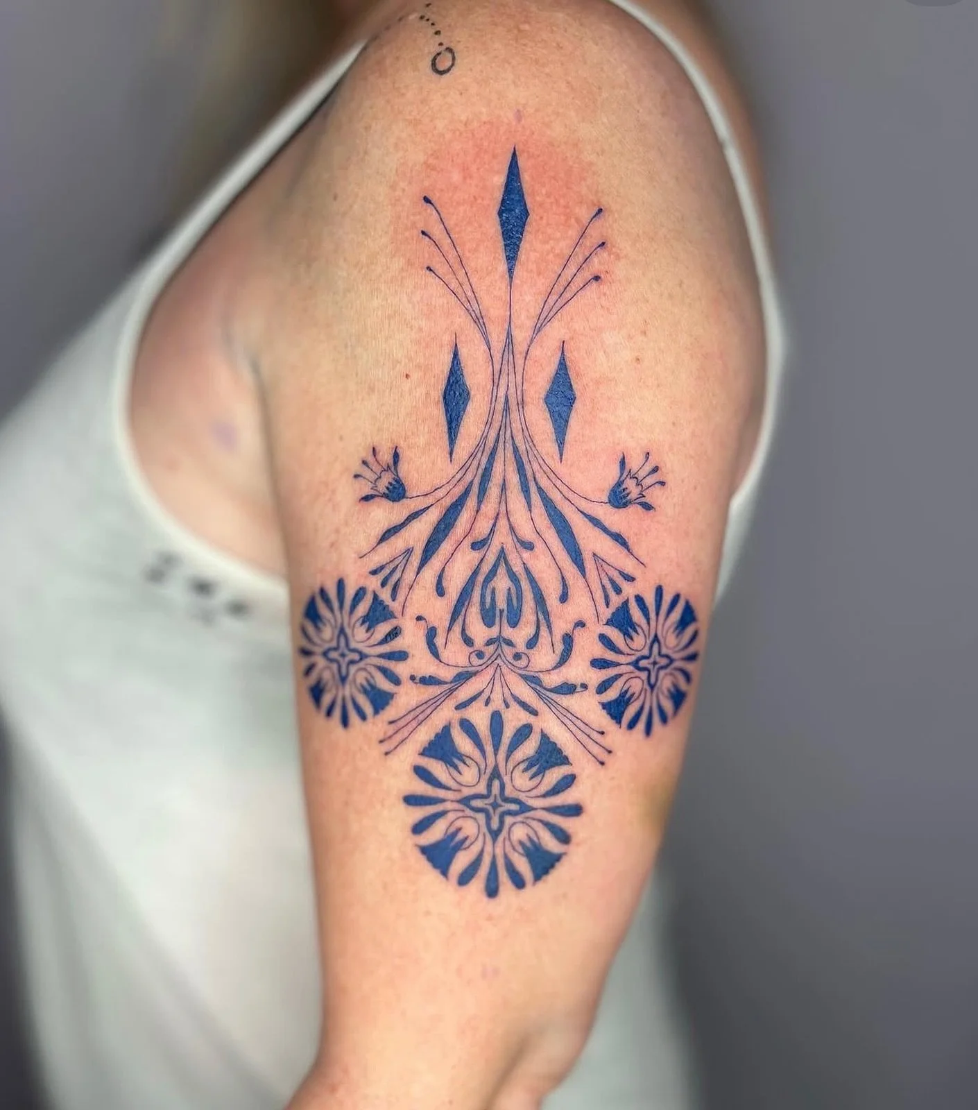 Custom blue floral piece done by @oddmaree 

Shawna just recently announced that she will be opening her books so if you don&rsquo;t follow her already go do that! She is also in shop Mondays and Tuesdays taking walk-ins.