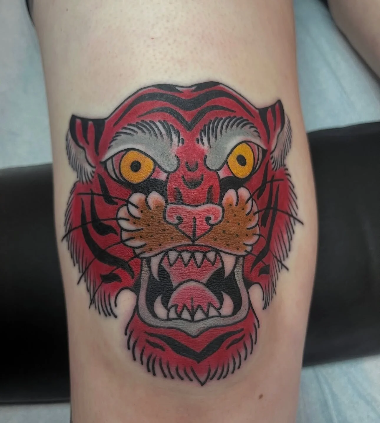 One shot tiger head 🐯 on the knee done by @kimberteatro

Kimber is in shop Fridays through Tuesdays if you want to schedule an appointment with her head to her page and text the number in the bio.