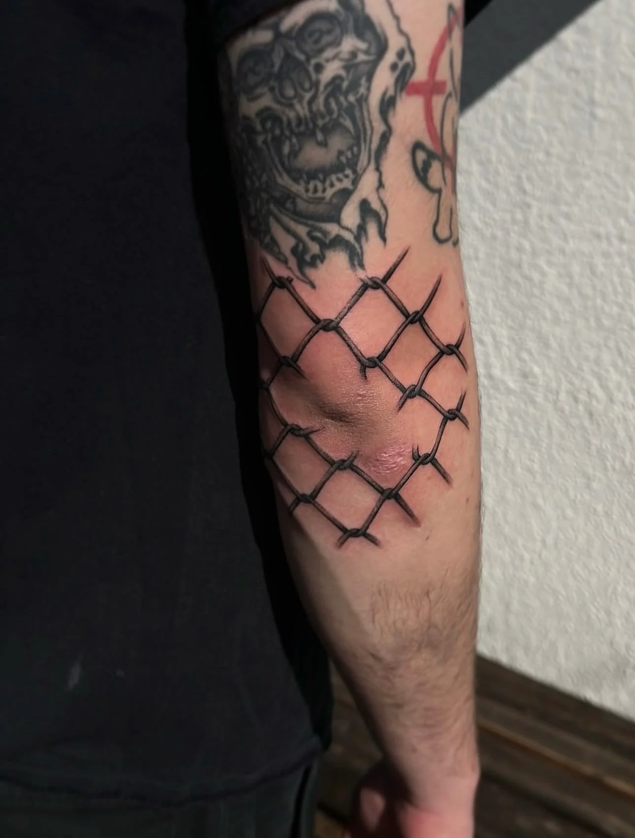 Chainlink fence on the elbow done by @gloomlacruz 
To schedule with David go to his page and click the link in his bio or shoot him a DM