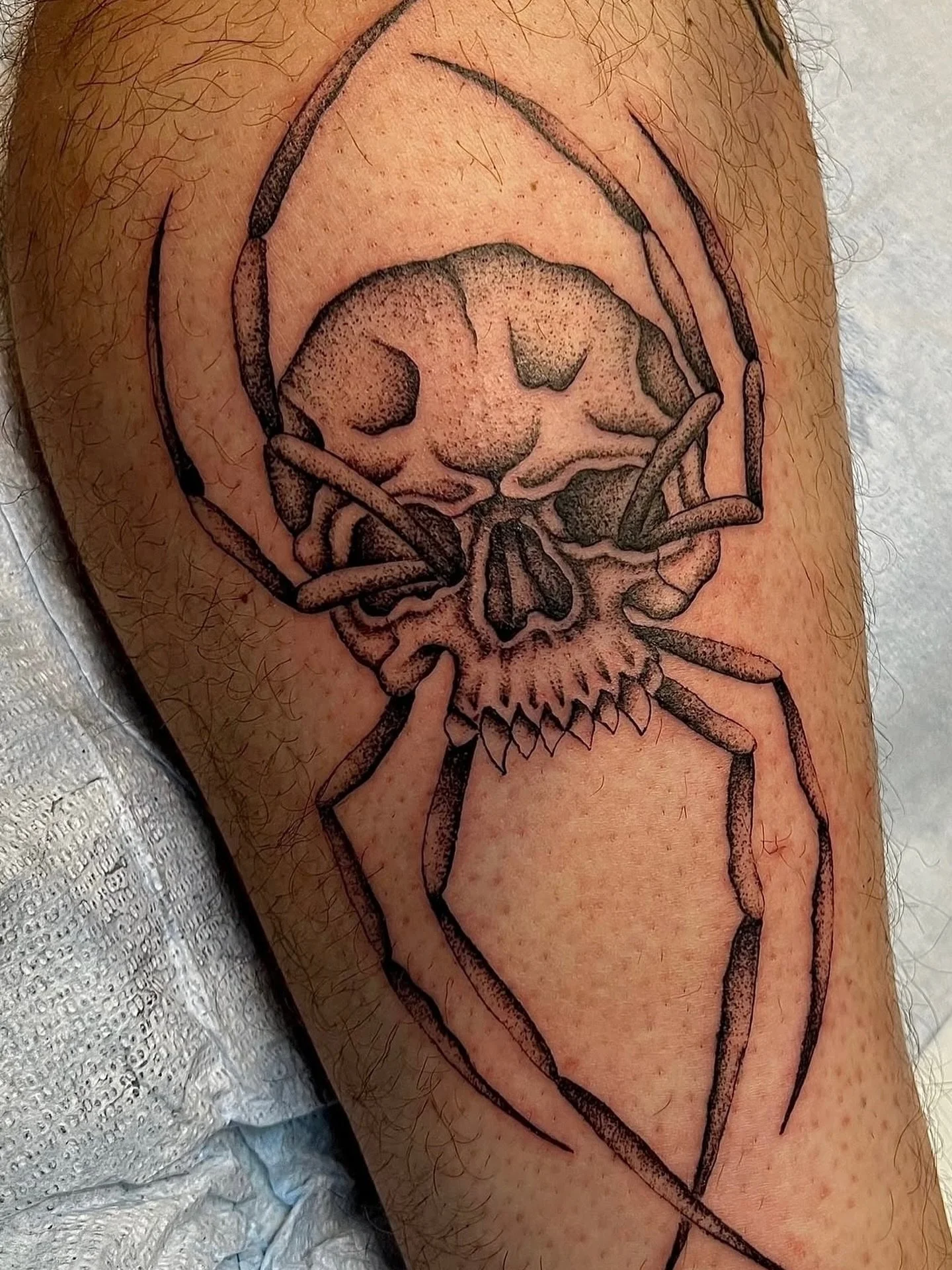 Spider skull done by @gloomlacruz and picked from his flash. 🕷️💀

David is in shop Tuesday-Saturdays and is always booking. If you want to get scheduled with him head over to his page and send him a DM.