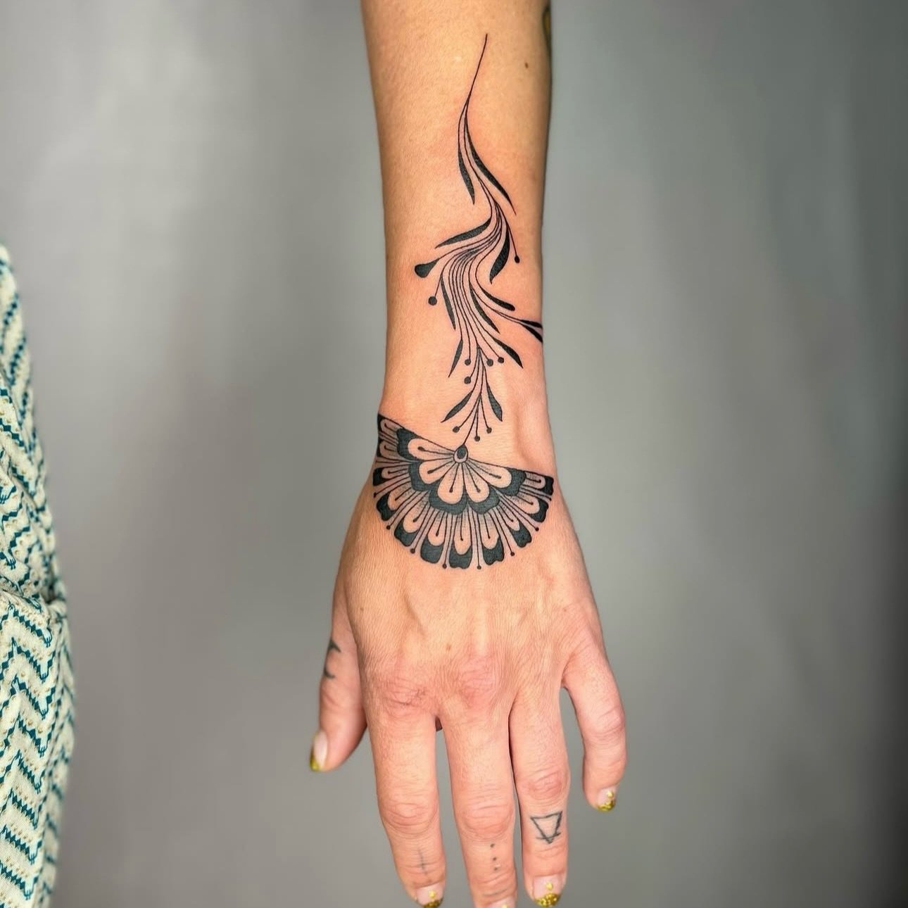 Ornamental flower on the hand done by @oddmaree