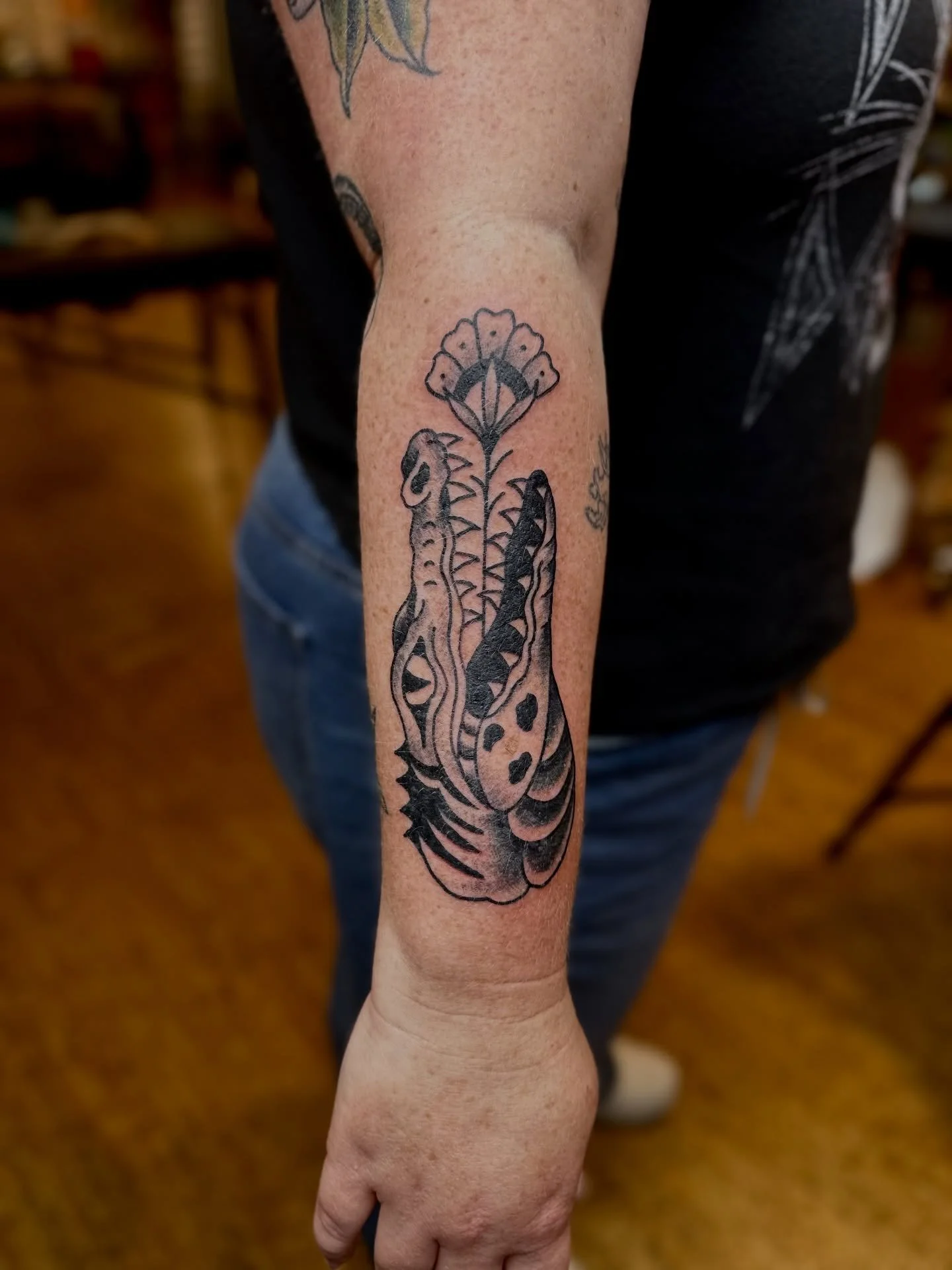 Gator head and fan flower done by @teddybtattoos 

To schedule appointments with Teddy just head over to his page and send him a DM