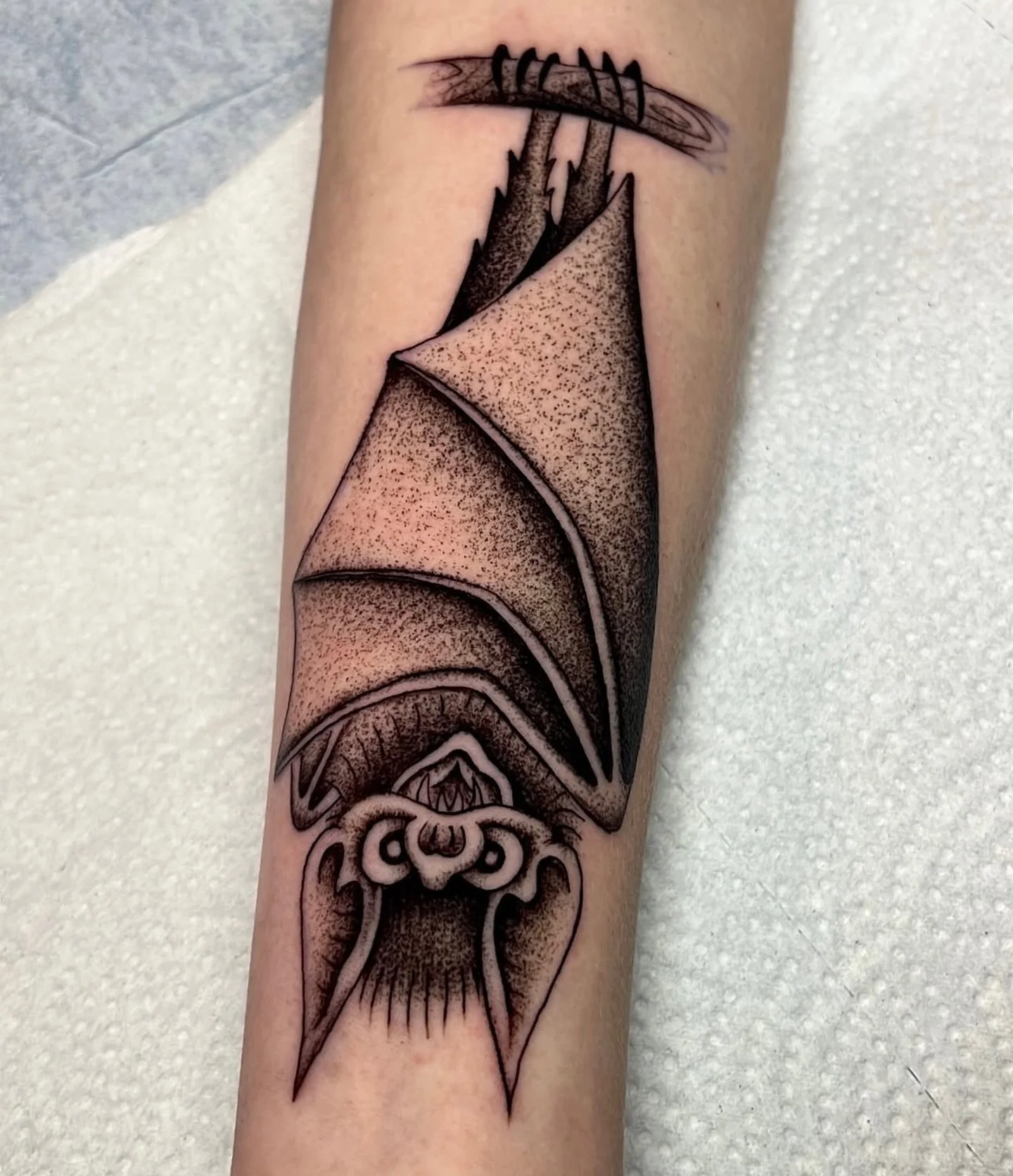 Hanging bat done by @gloomlacruz picked straight from his flash. 🦇