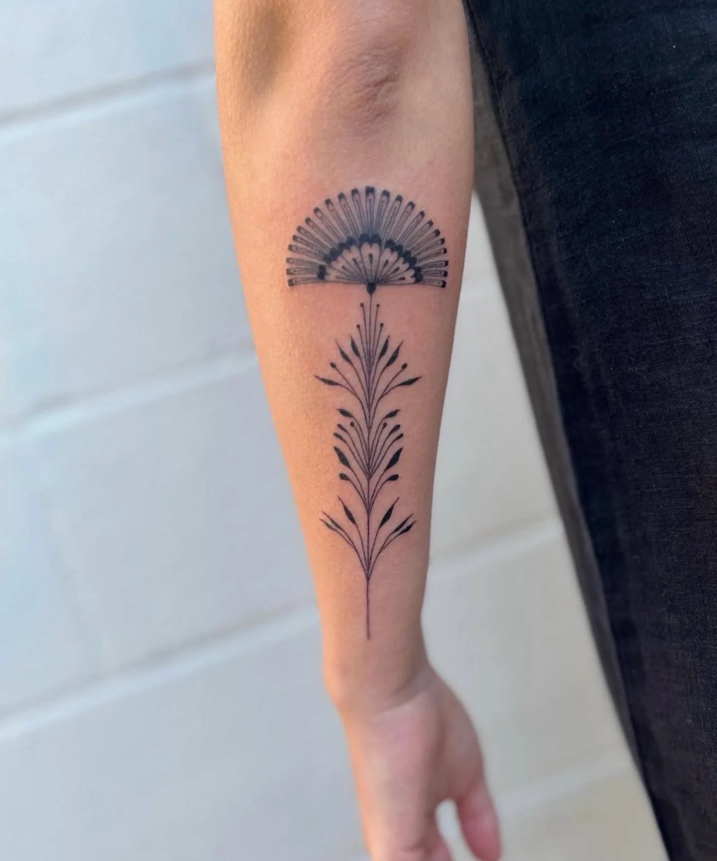 Fan flower done by @oddmaree 

Follow Shawna to get the details of when and how to book with her. Gotta keep your eyes peeled 👀 for the next round she opens her books.
