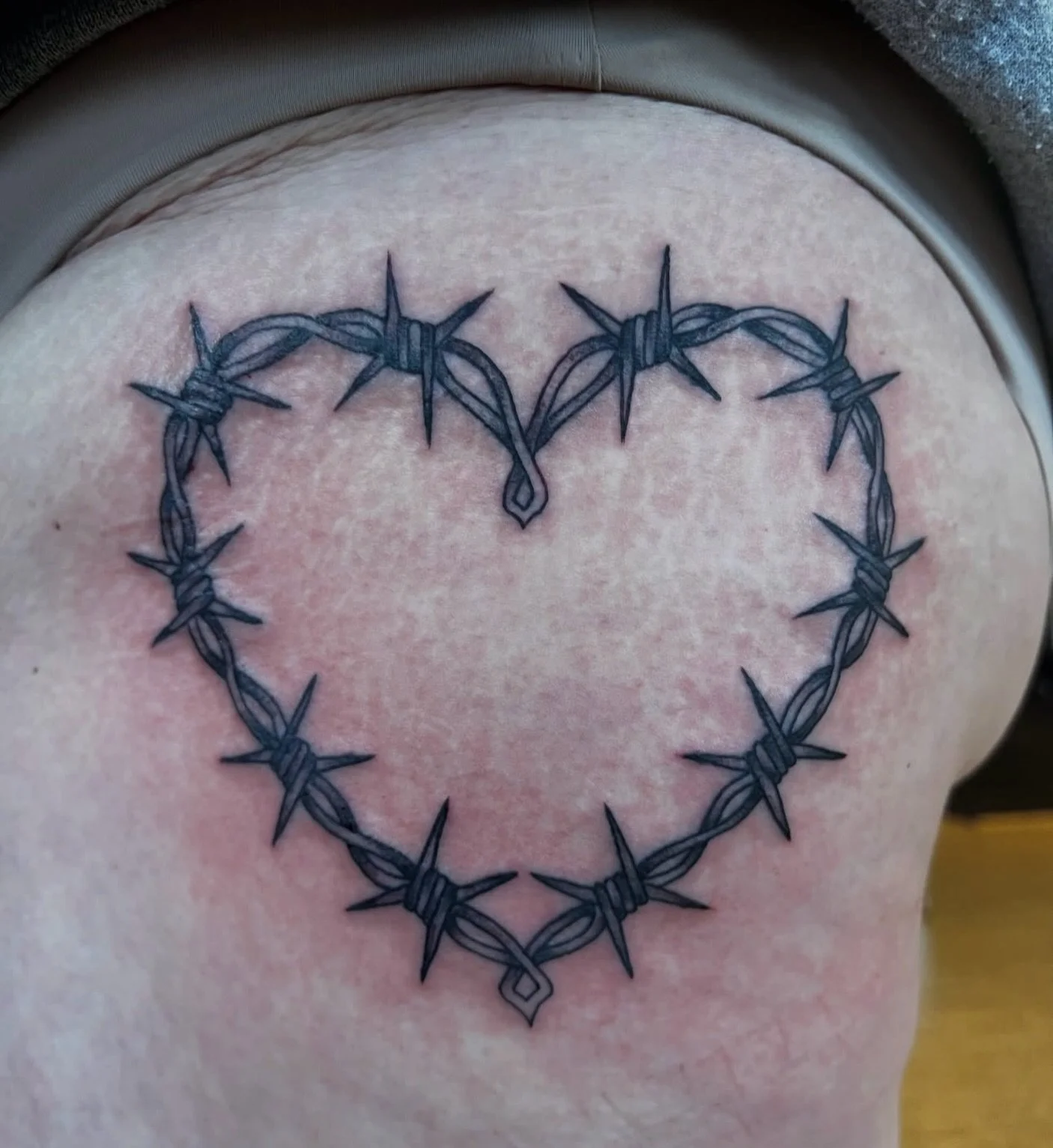 Classic barbed wire heart made by @kimberteatro 

Schedule with Kimber by heading to her page and texting the number in the bio.