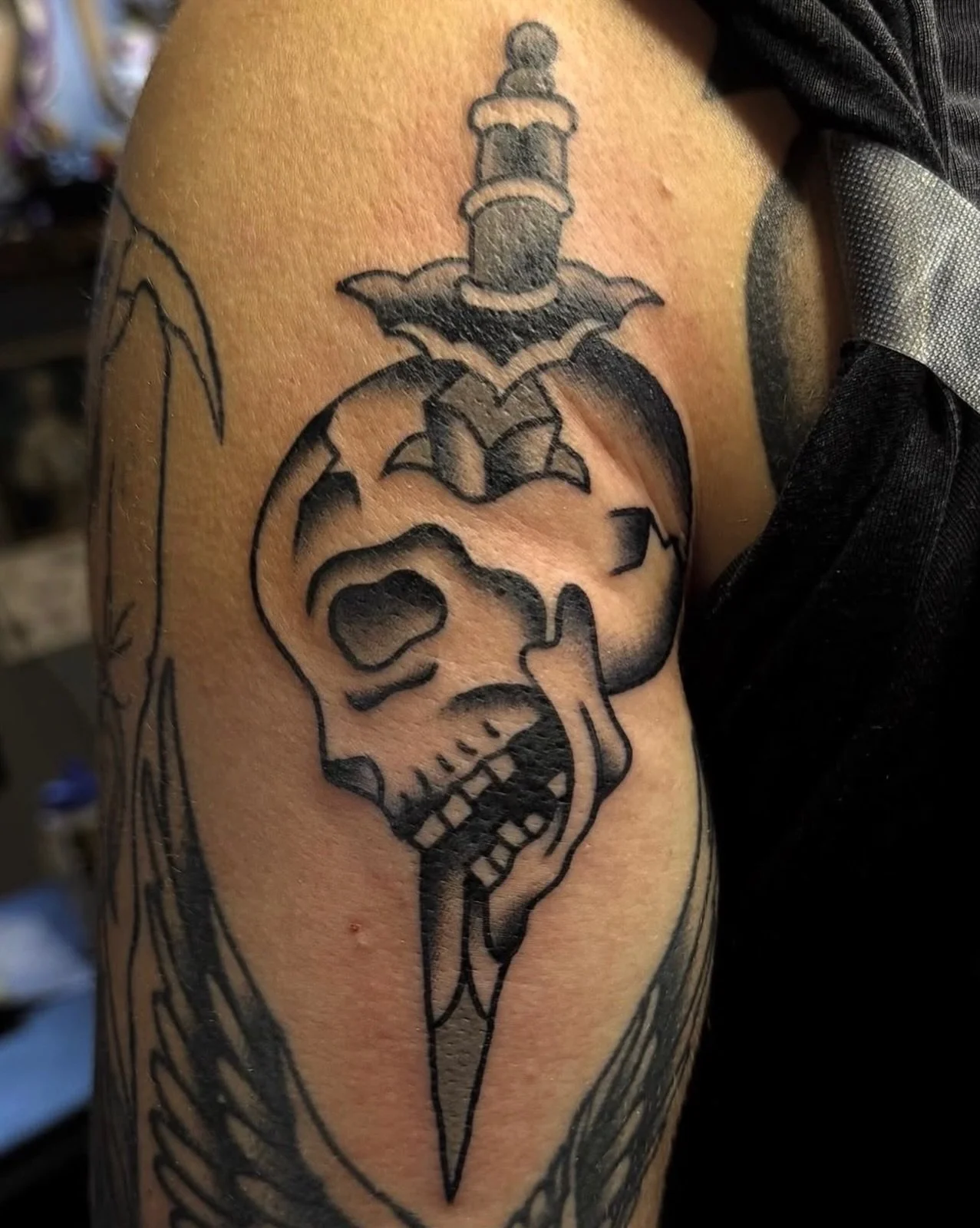 Classic skull and dagger done by @jimmi_damone_tattoos 

Schedule with Jimmi by heading to his page and sending him a DM