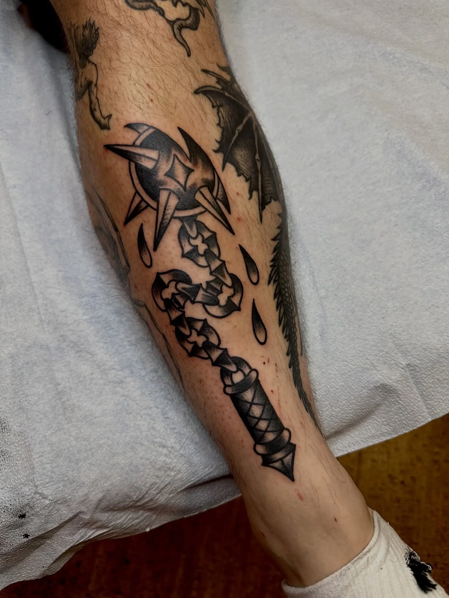 Made to fit flail made by @teddybtattoos 

To schedule with Teddy head to his page and send him a DM