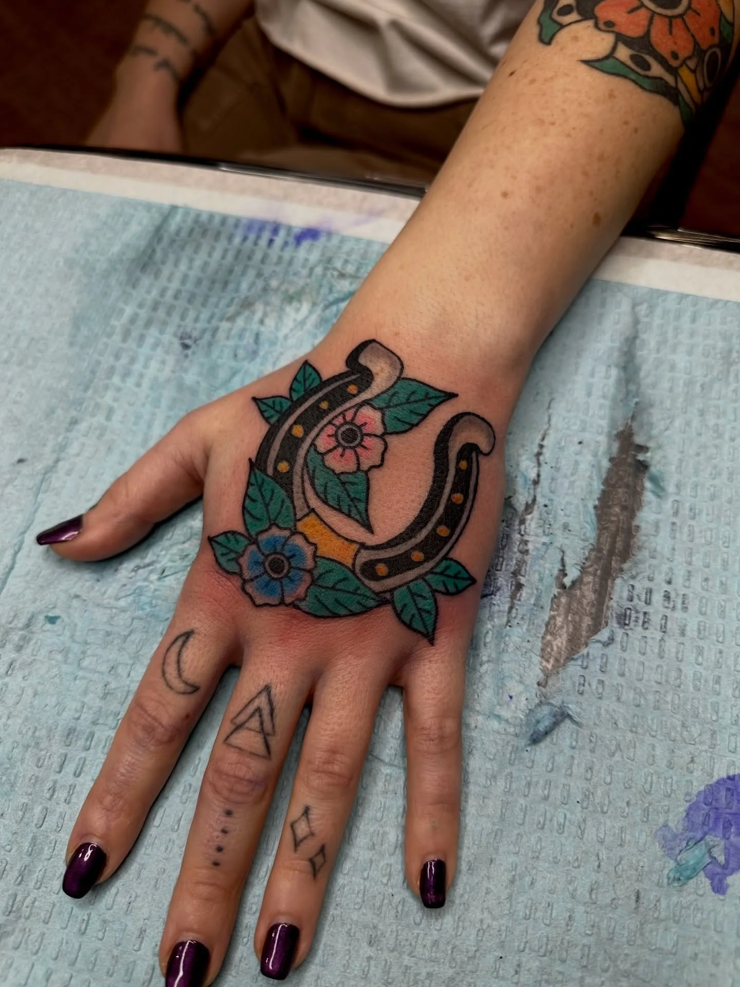 Horseshoe and flowers done by @teddybtattoos 

Go to Teddys page and send him a DM to schedule appointments