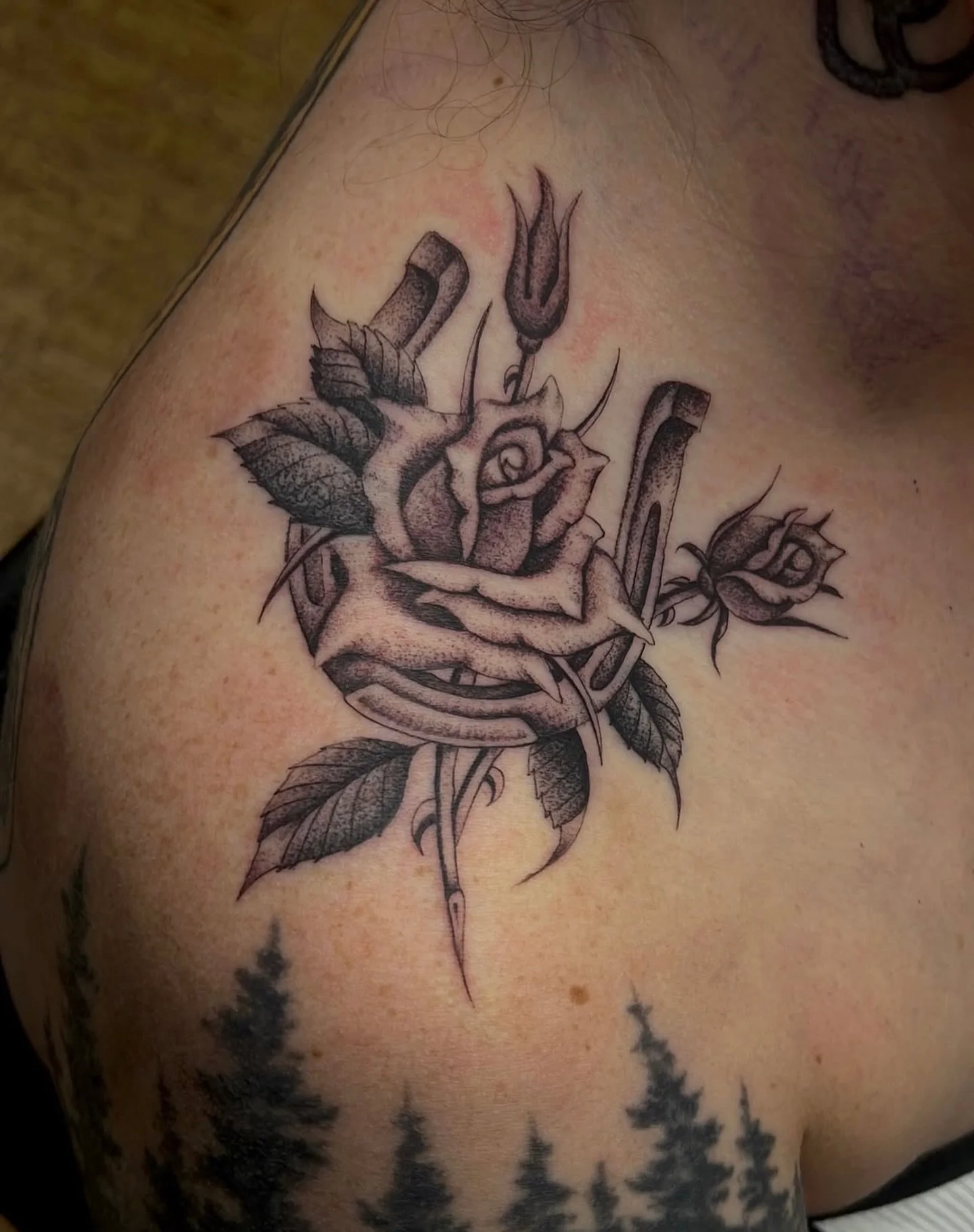 Horseshoe and rose done by @gloomlacruz 

Go send David a DM to get scheduled