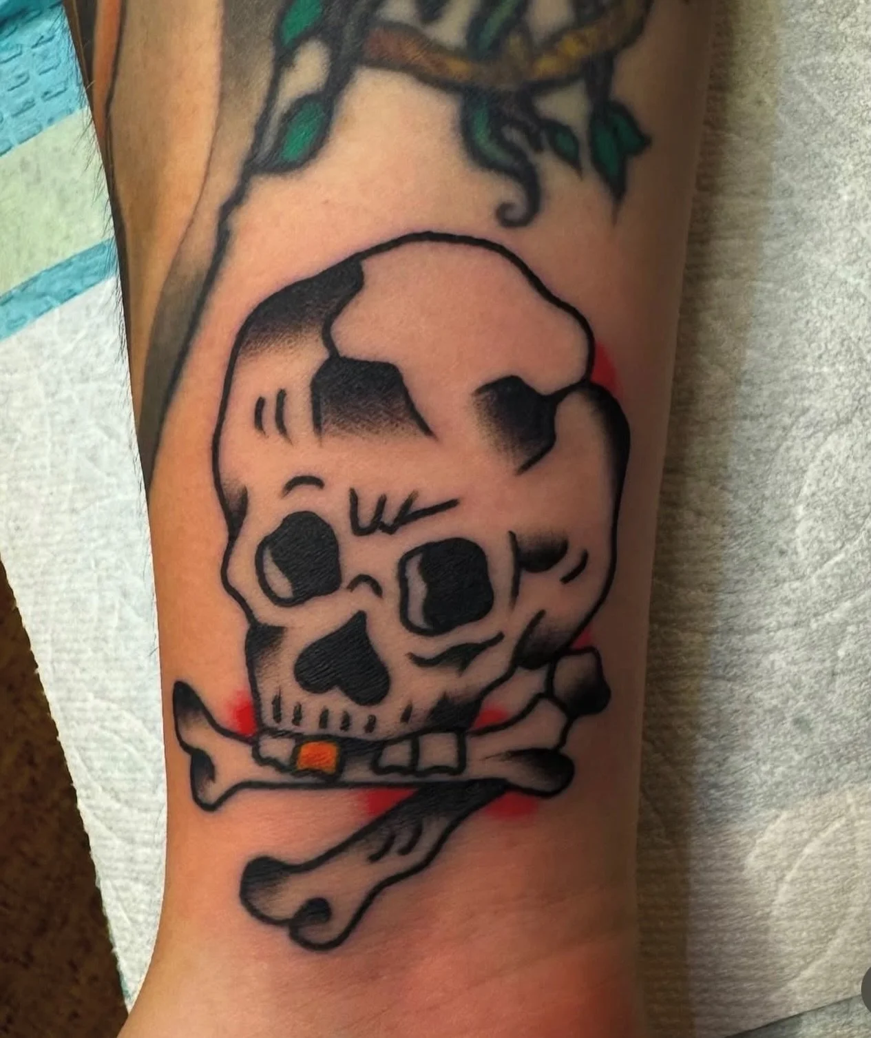 Little skull walk-in done by @jimmi_damone_tattoos 

Go to Jimmi&rsquo;s page and send him a DM to schedule appts