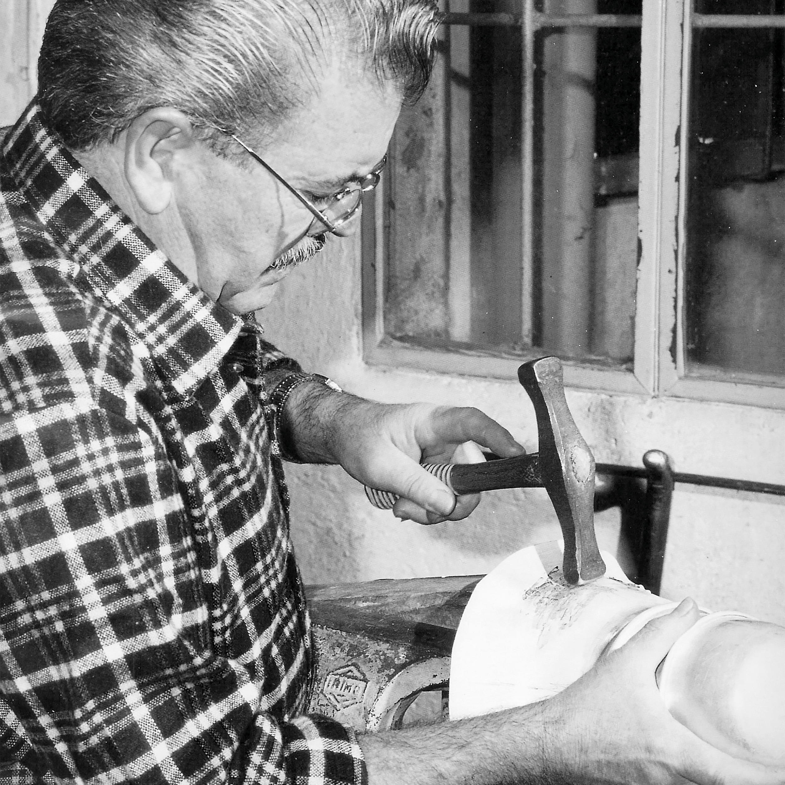 FORGING, HAMMERING AND PLANISHING - Forging gives life to metal through rhythmic hammering, gradually creating volume and curvature from a flat sheet. Each blow modifies the metal’s density and elasticity, demanding precision and control to achieve b