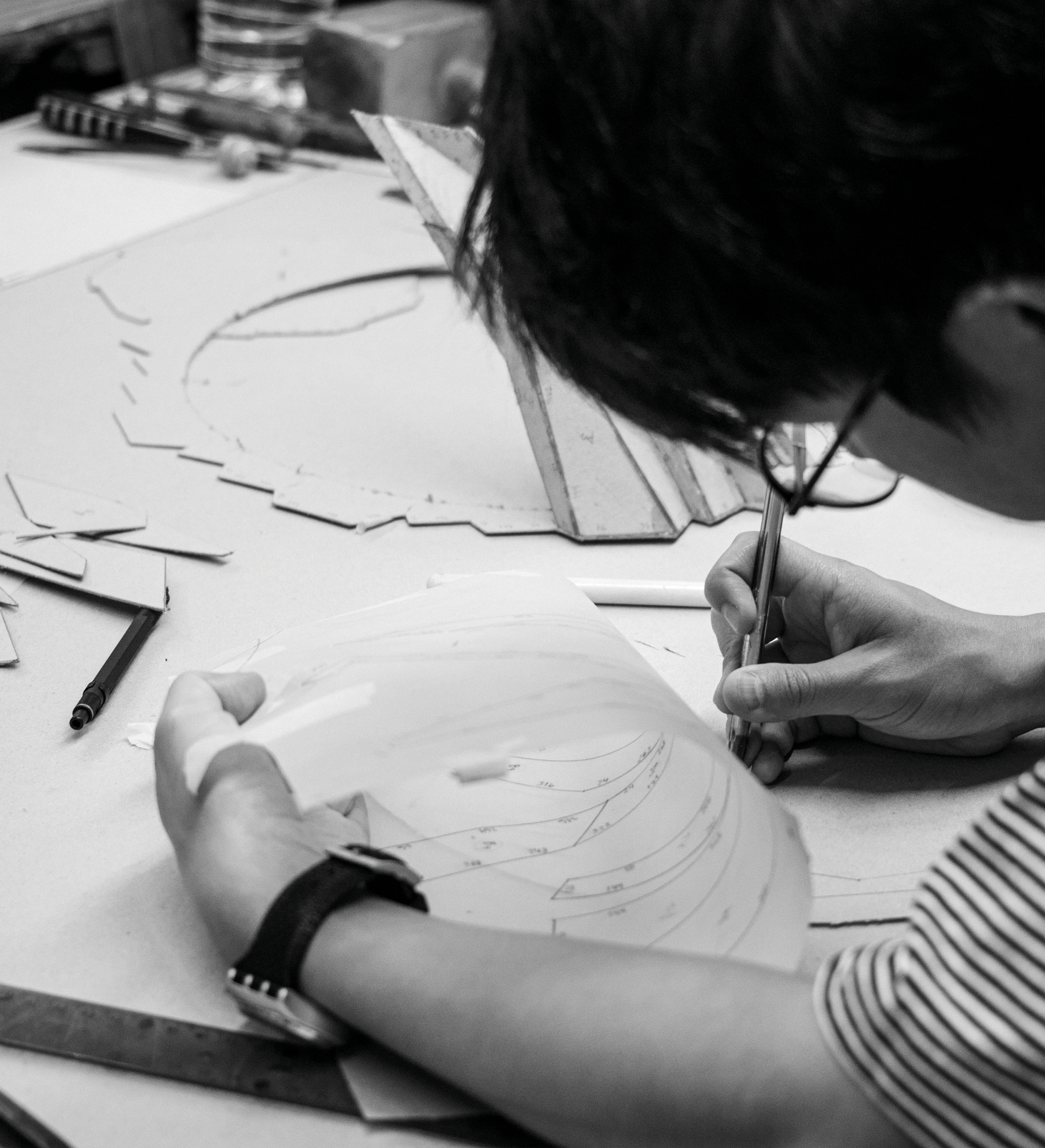 DESIGN AND IDEATION - Every GARRIDO creation begins with an idea, explored through sketches and preparatory drawings.Templates and mock-ups in cardboard or brass allow the artisan to refine shapes and proportions before working in silver.Today, 3D de