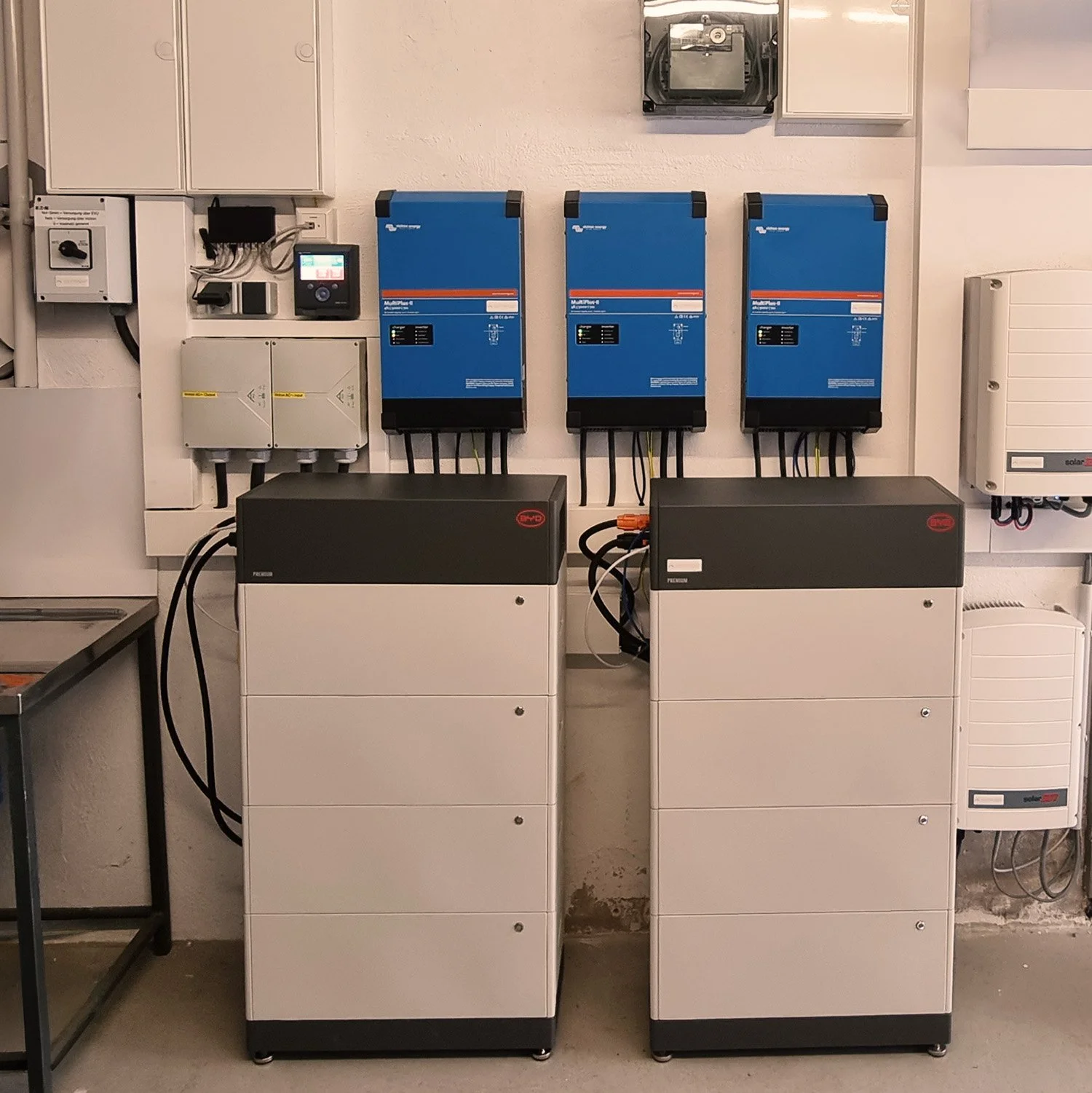 Victron Wechselrichter mit BYD LVS Batteriespeichern an einer Wand