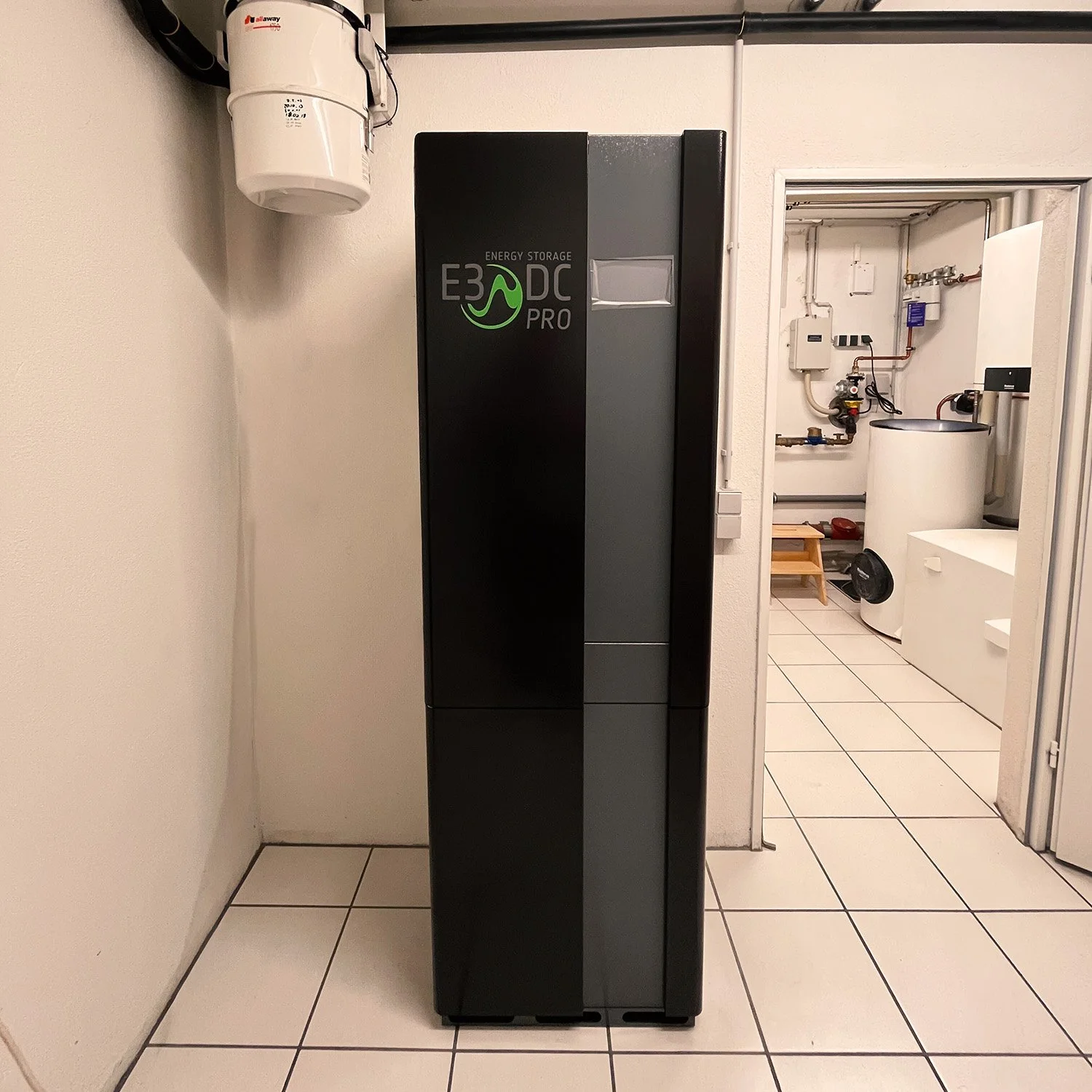 E3/DC S10 E Pro Batteriespeicher in einem Kellerraum