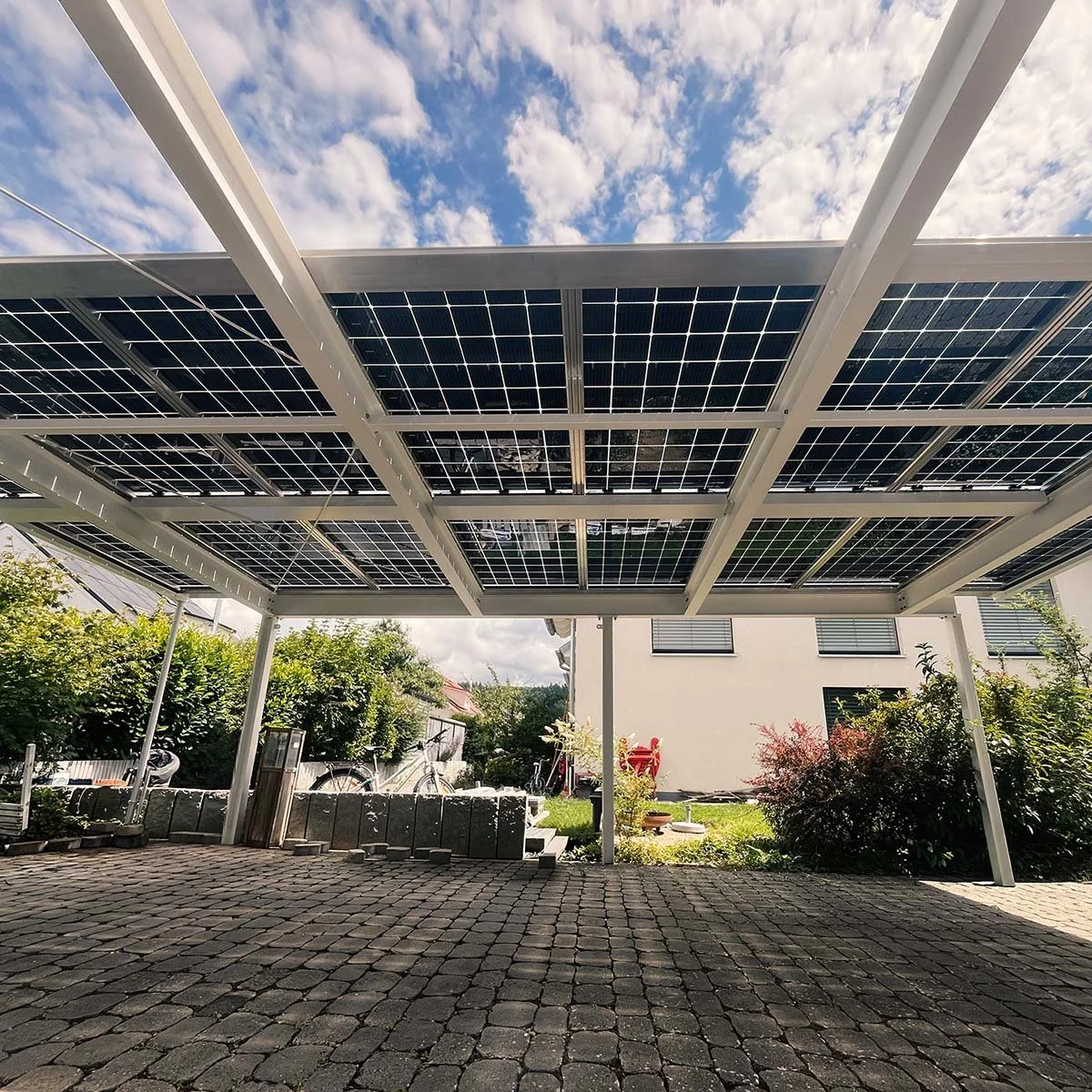 Carport mit Photovoltaikmodulen als Dach