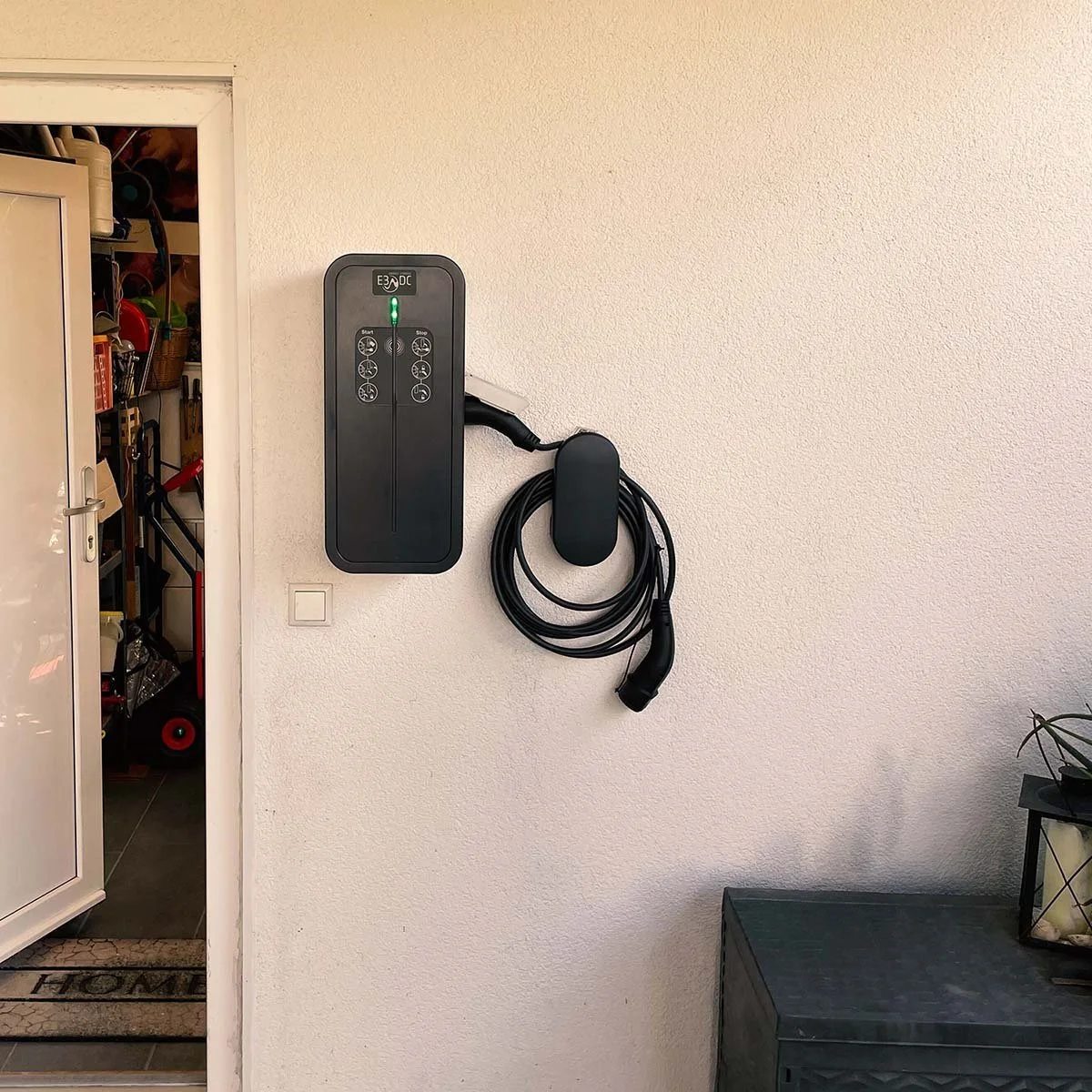 E3/DC Wallbox an einer Hauswand