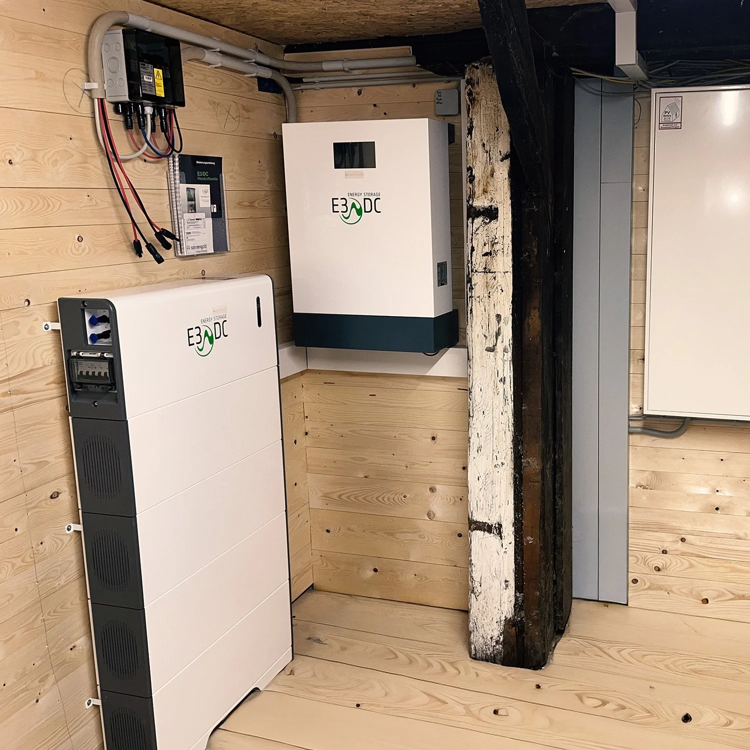 E3/DC S10 SE Batteriesystem in einem Raum mit Holzfußboden